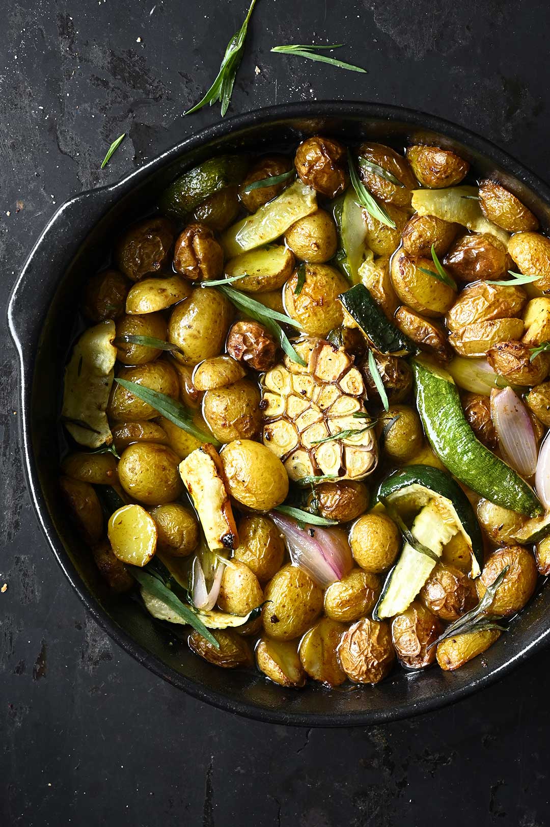 Pieczone udka z ziemniakami, cukinią i estragonem 