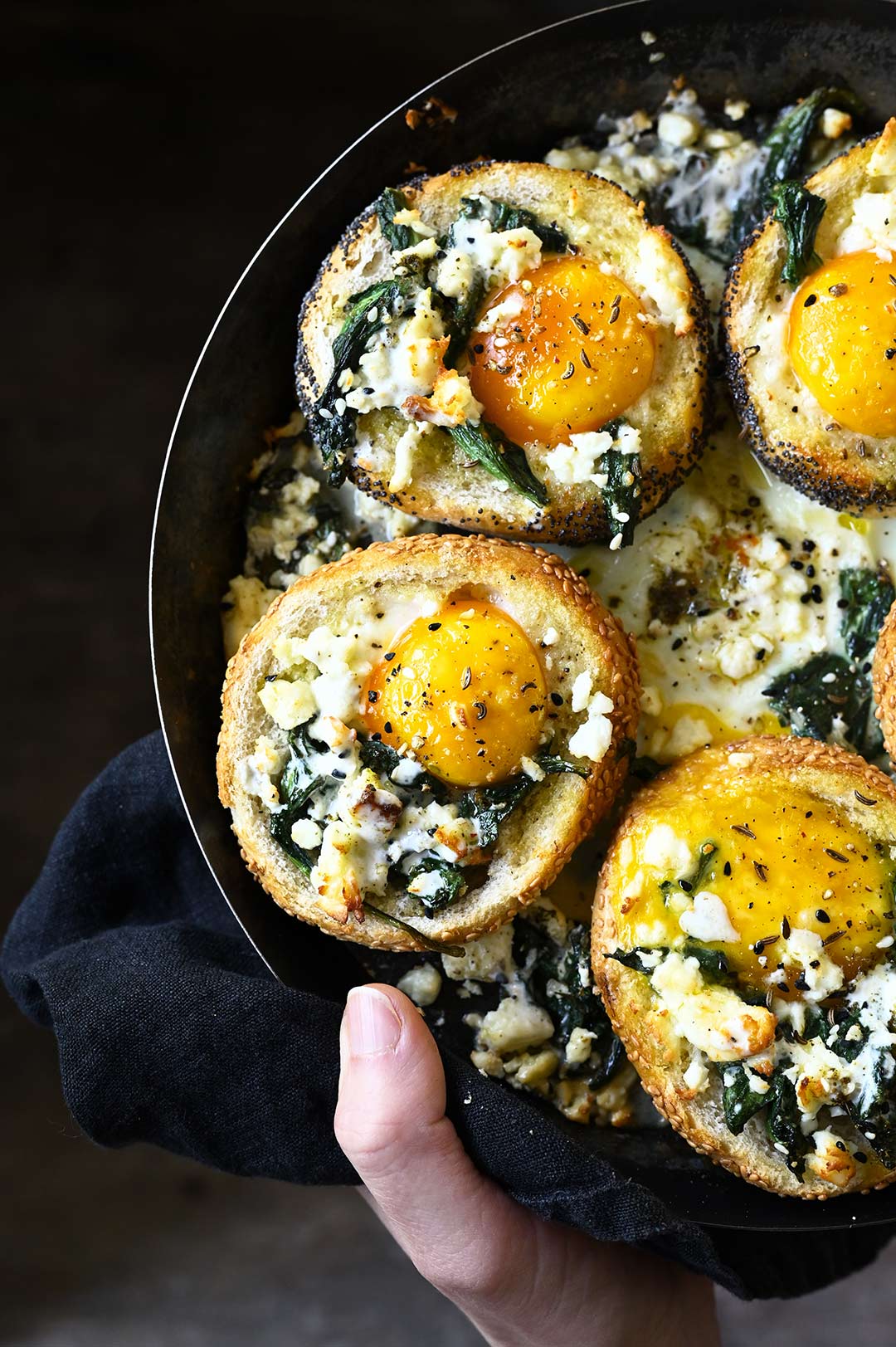 Broodjes gebakken met ei, spinazie en feta