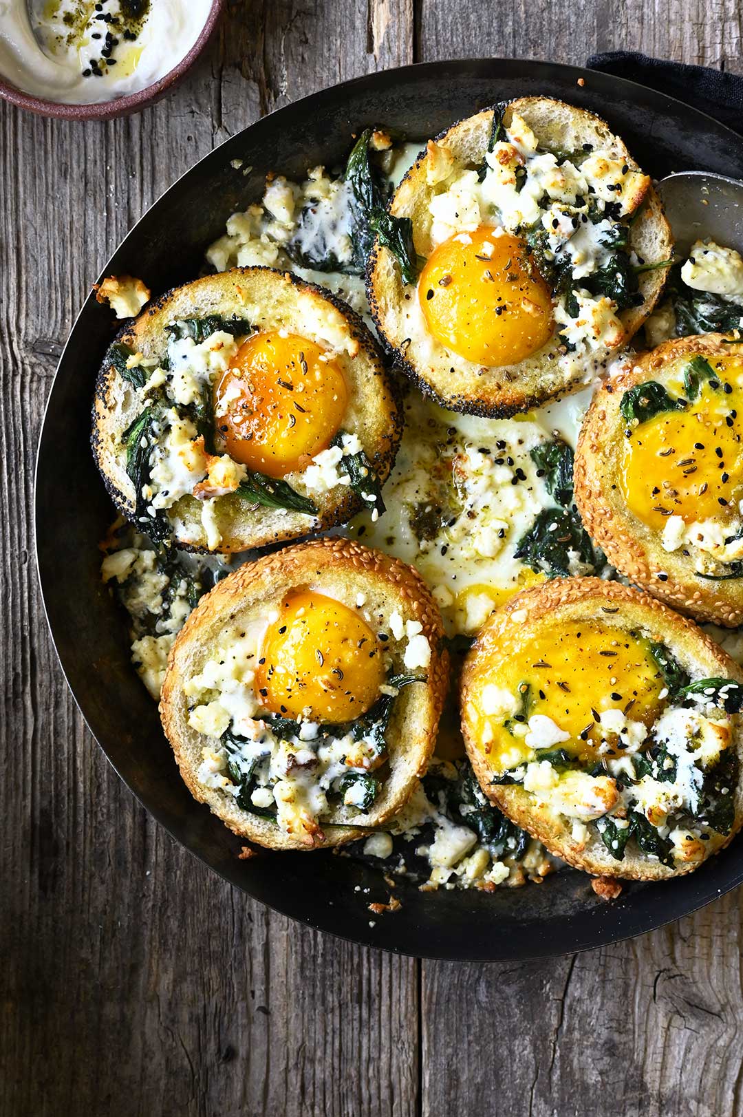 Broodjes gebakken met ei, spinazie en feta