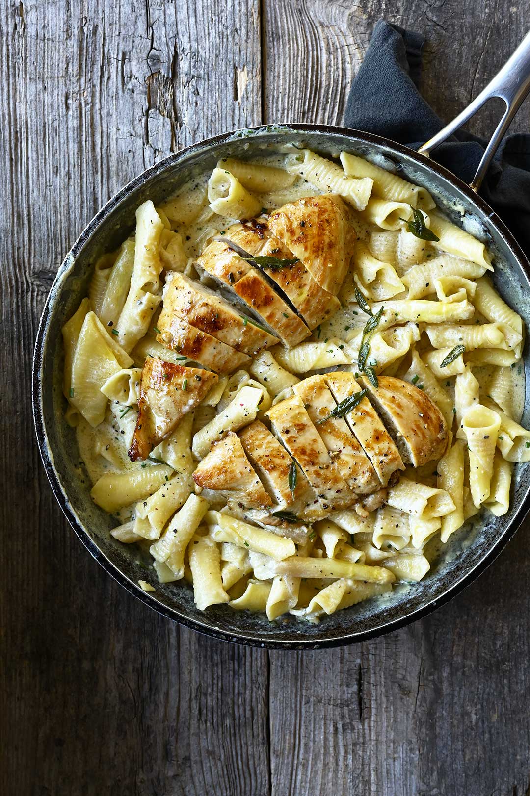 Creamy black pepper chicken & asparagus pasta