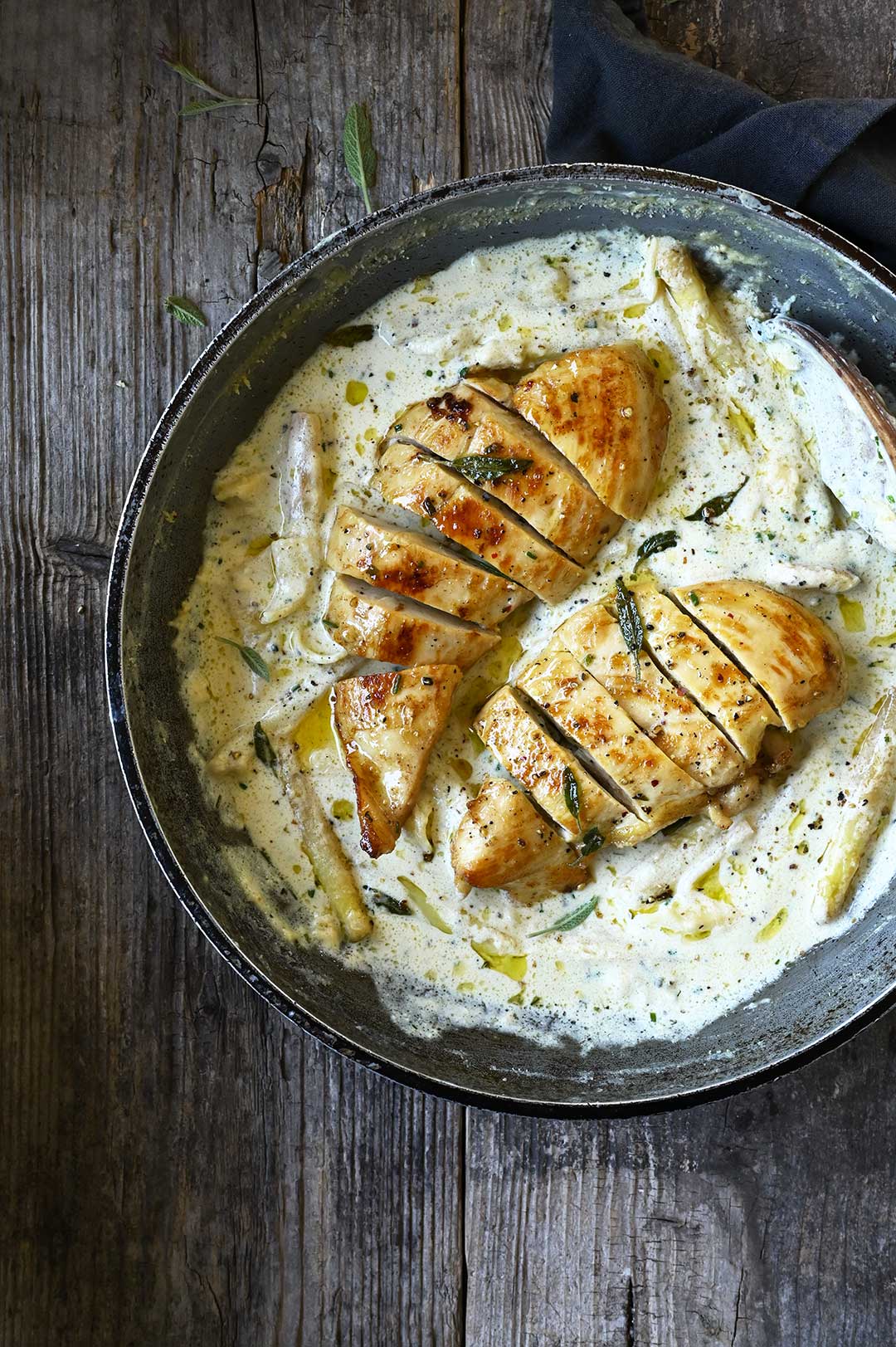 Pasta met kip en asperges in een romige pepersaus