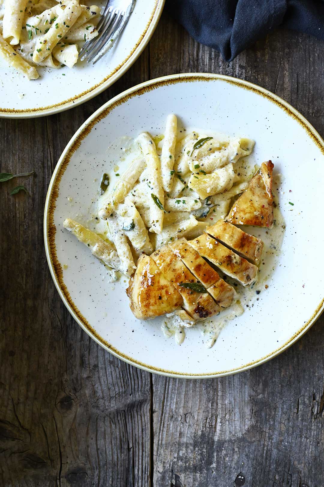 Pasta met kip en asperges in een romige pepersaus