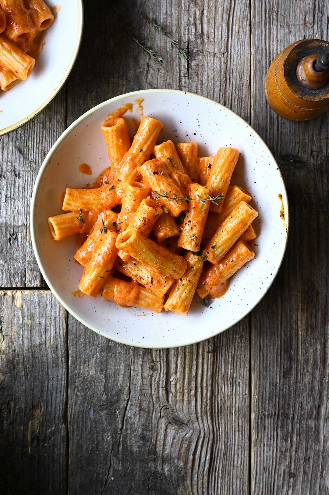 Pasta met geroosterde paprika en zongedroogde tomatensaus