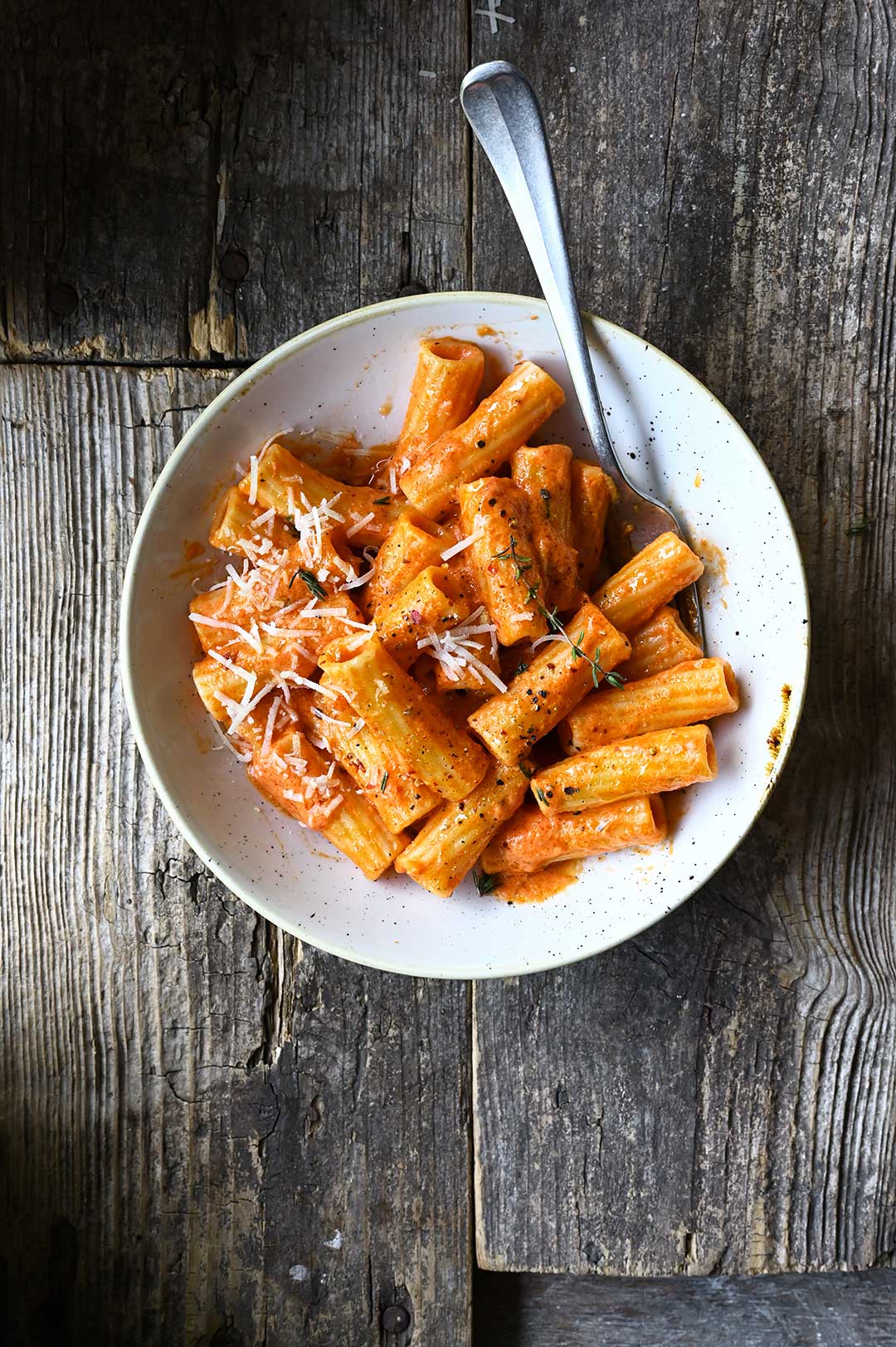 Pasta met geroosterde paprika en zongedroogde tomatensaus