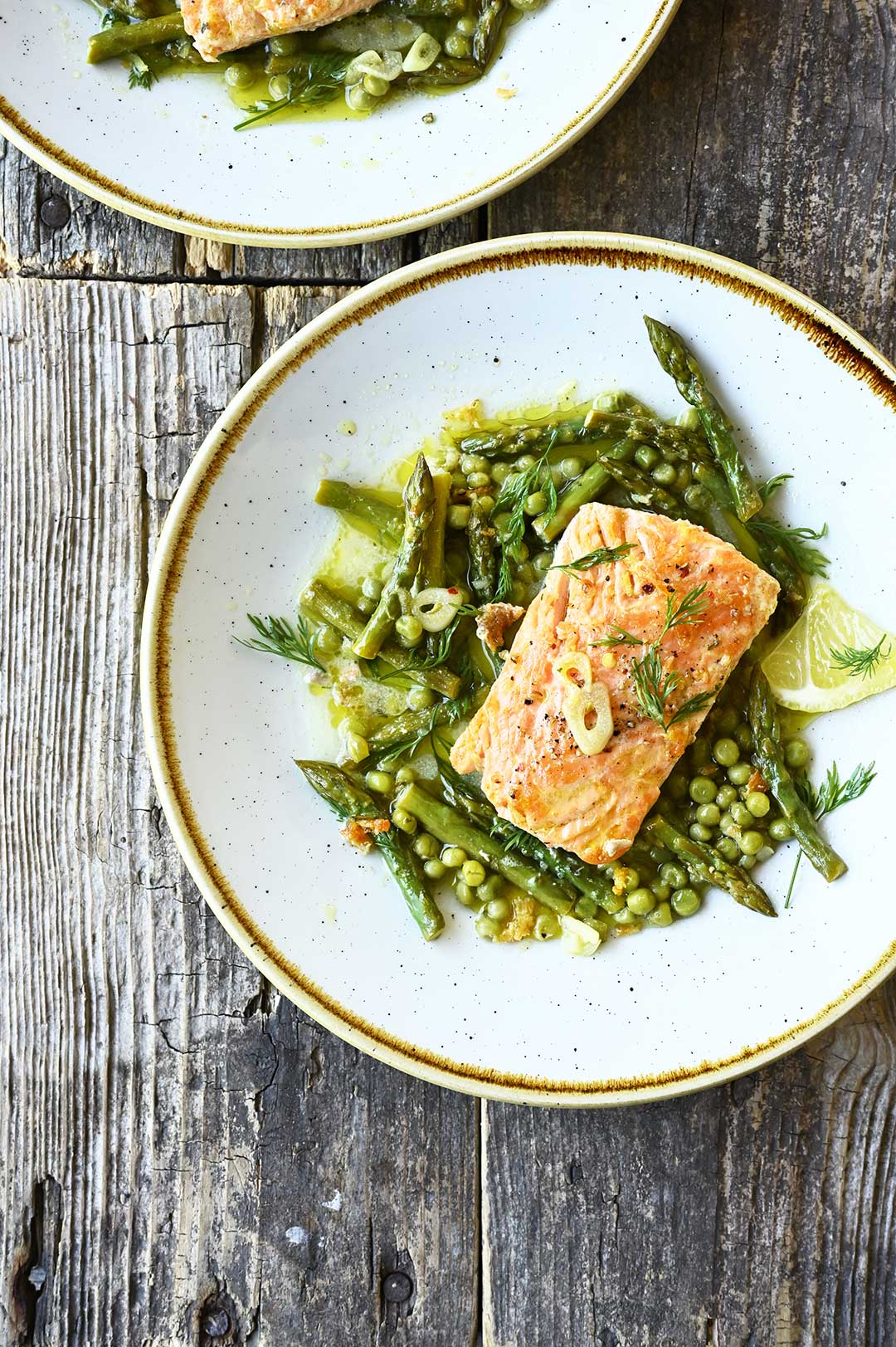 Zalm met asperges in citroen-looksaus