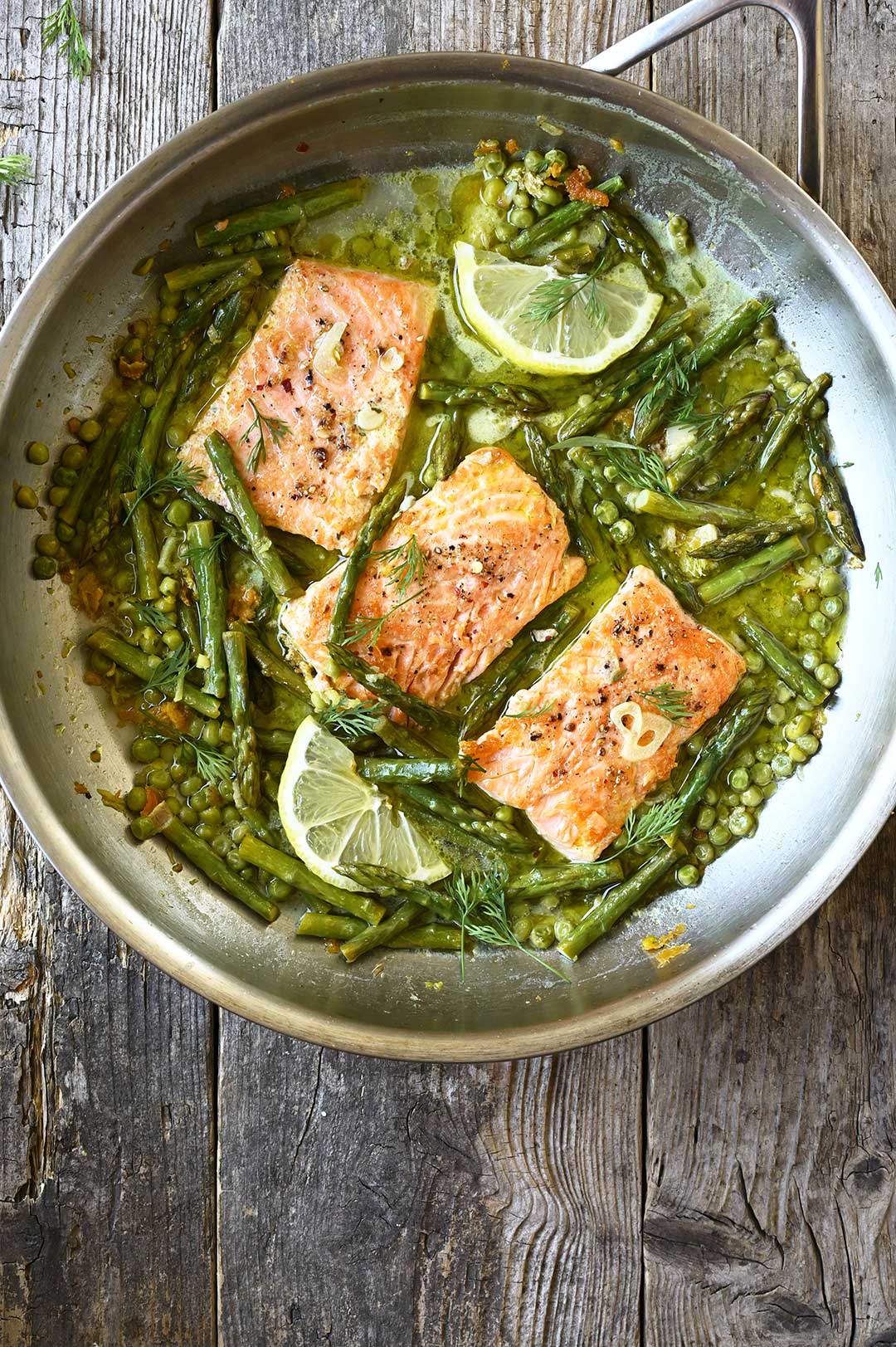 Zalm met asperges in citroen-looksaus