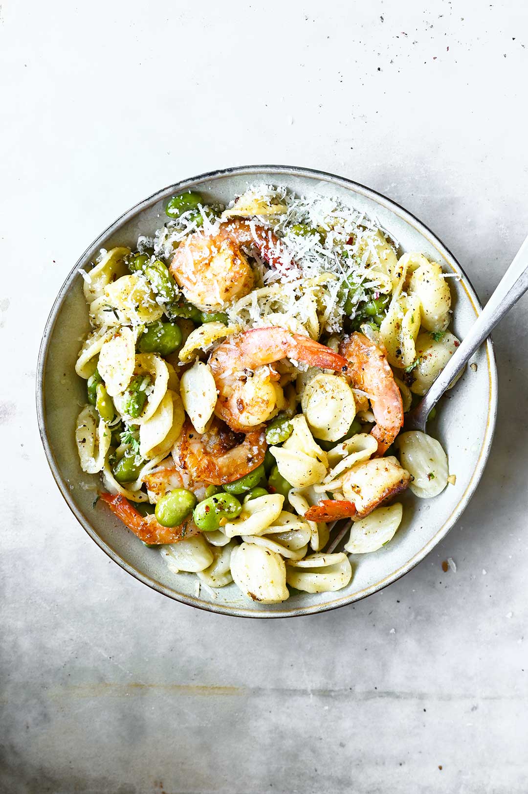 Pasta met scampi en tuinbonen