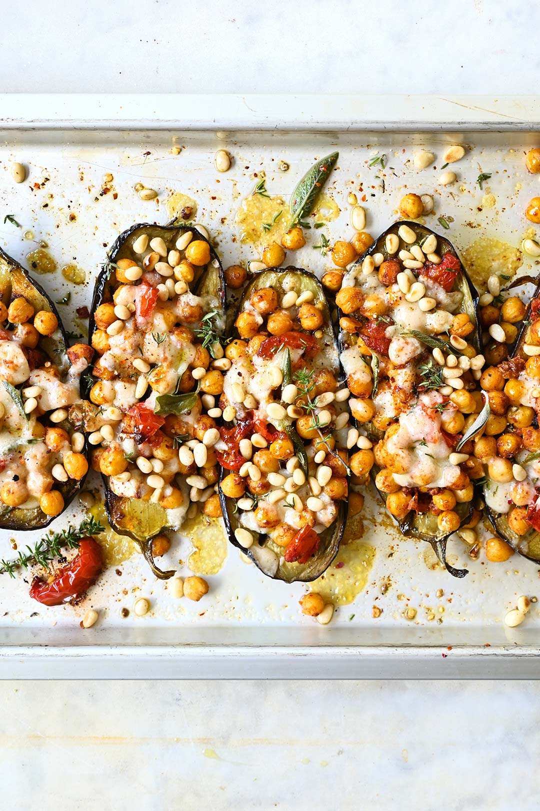 Geroosterde aubergines met kikkererwten en parmezaan