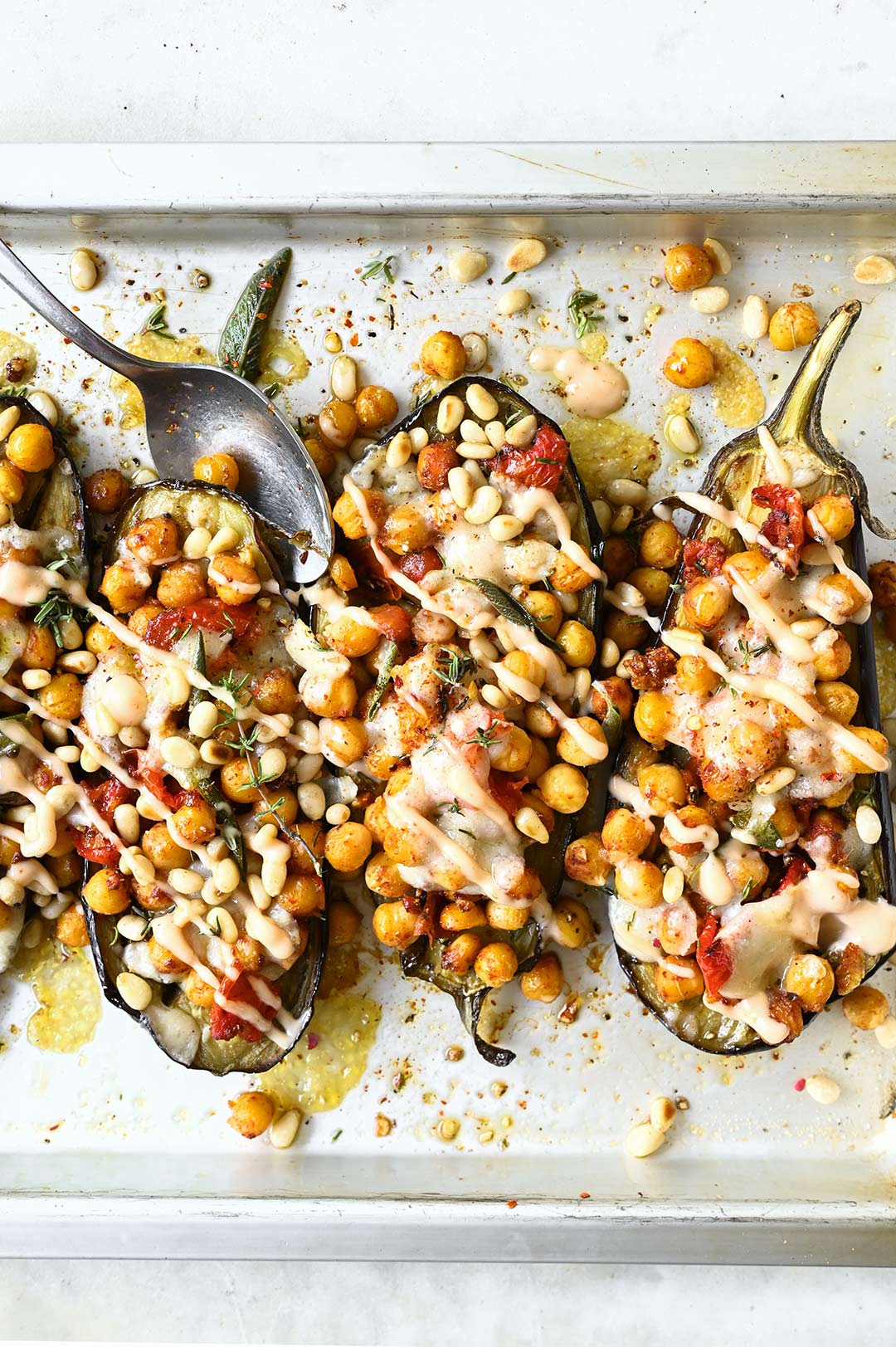 Geroosterde aubergines met kikkererwten en parmezaan