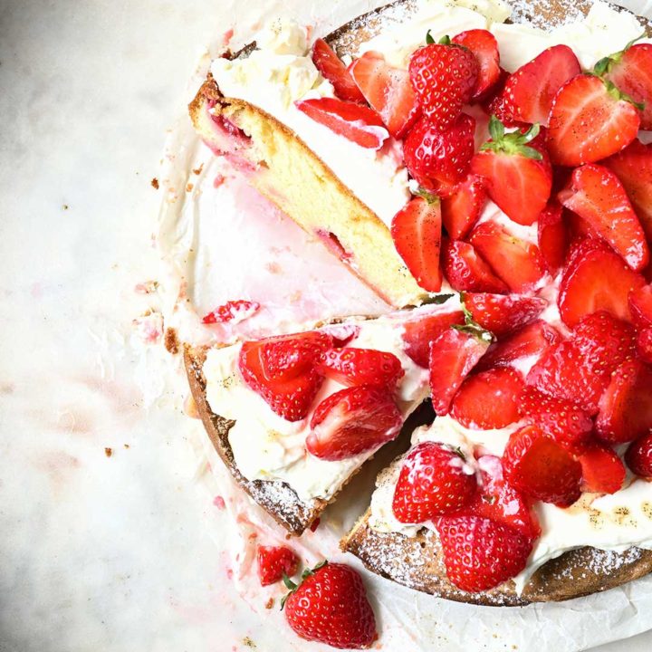 strawberry cake with mascarpone