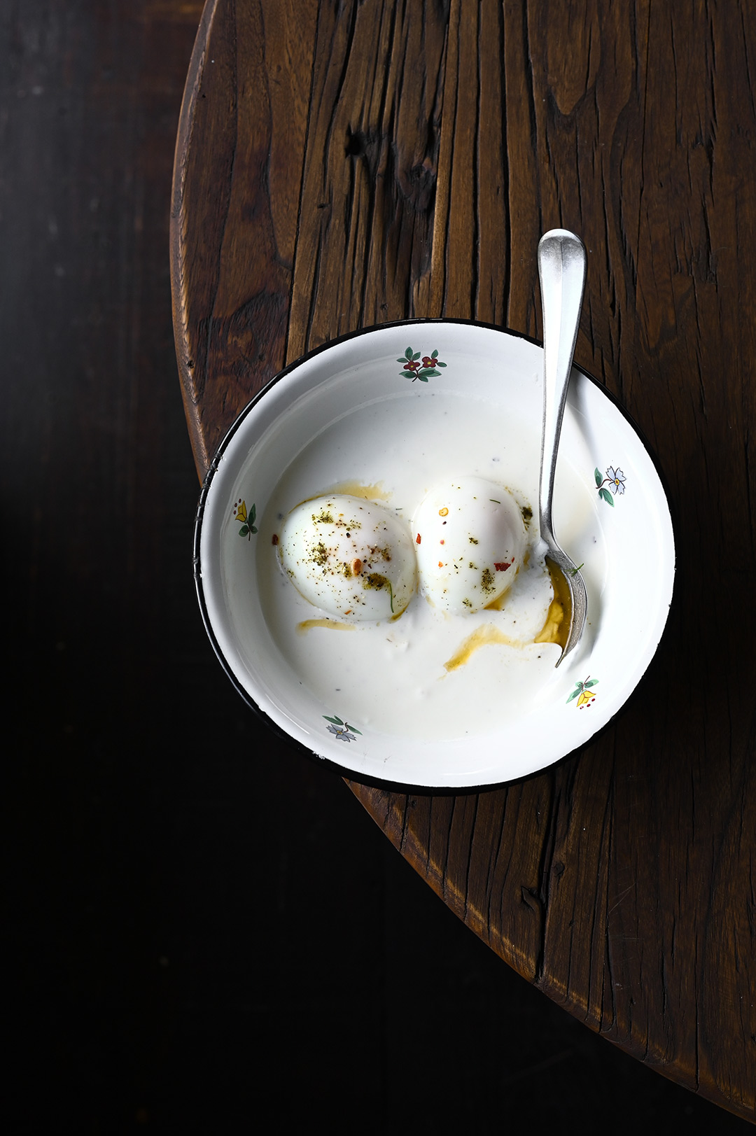 serving dumplings | Jajka po turecku z jogurtem i palonym masłem z chili