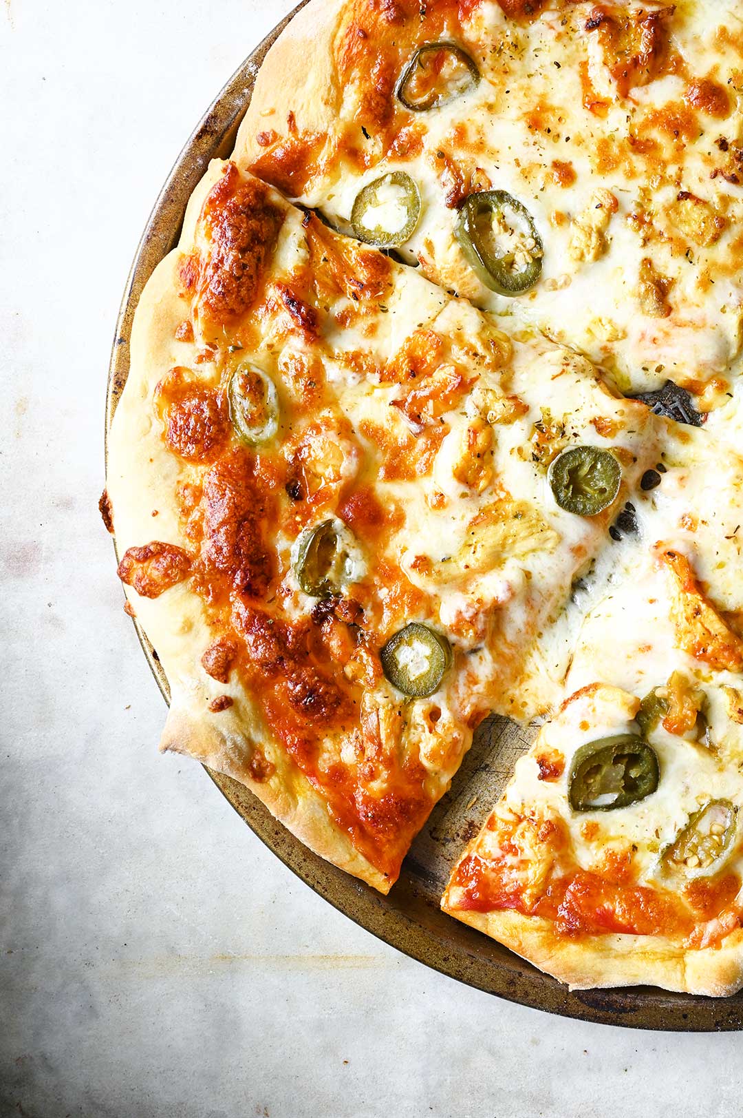 Pizza met kip en jalapeños