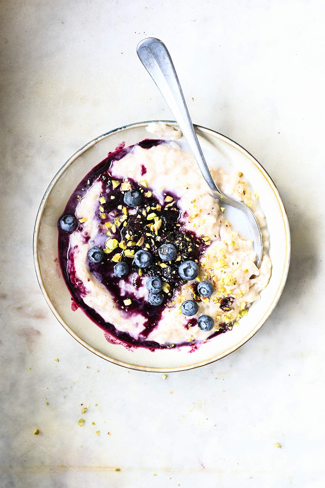 Rijstpap met kokosmelk en blauwe bessen