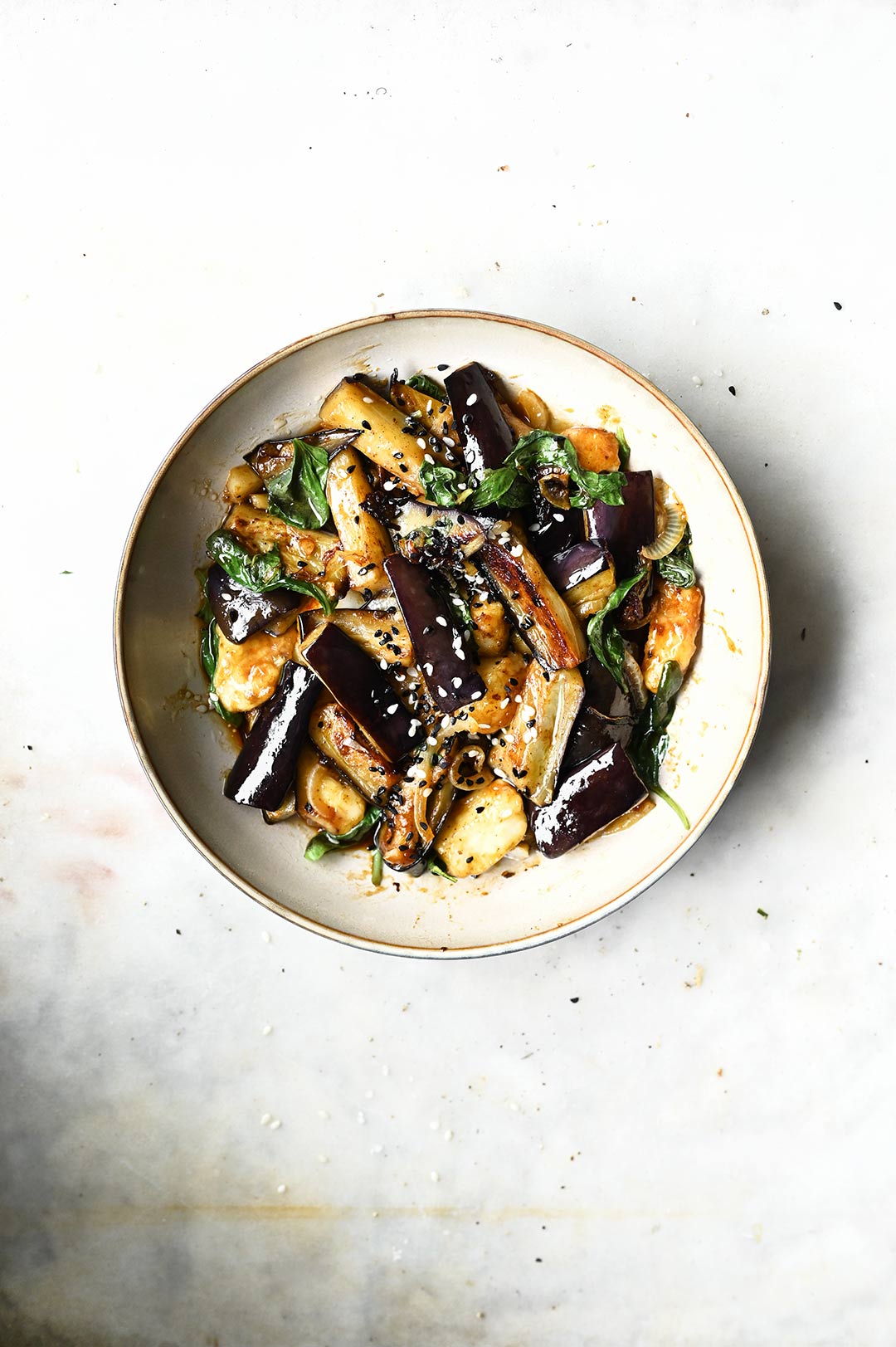 serving dumplins | Wok met aubergine en halloumi