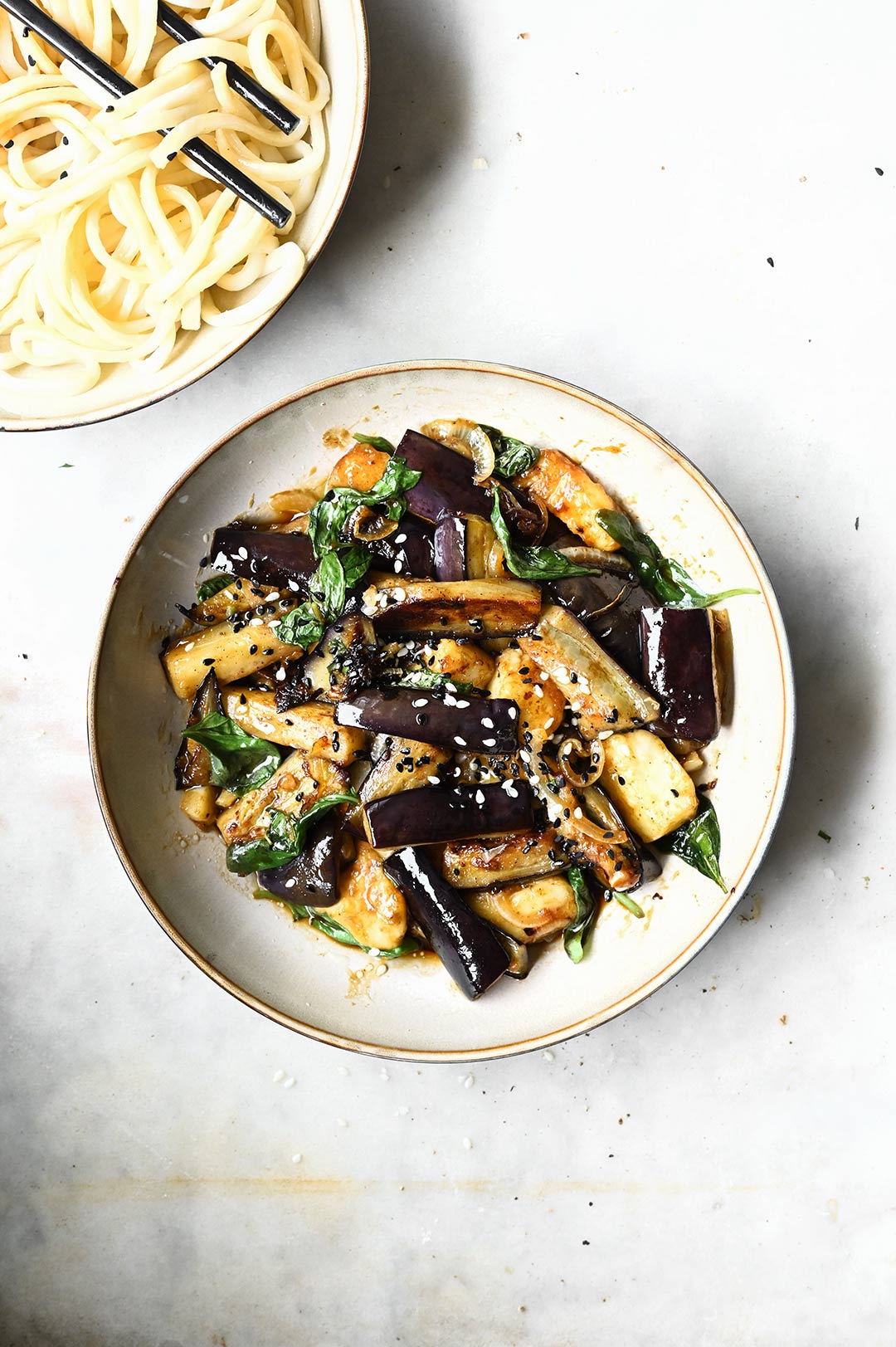 serving dumplings | Wok met aubergine en halloumi