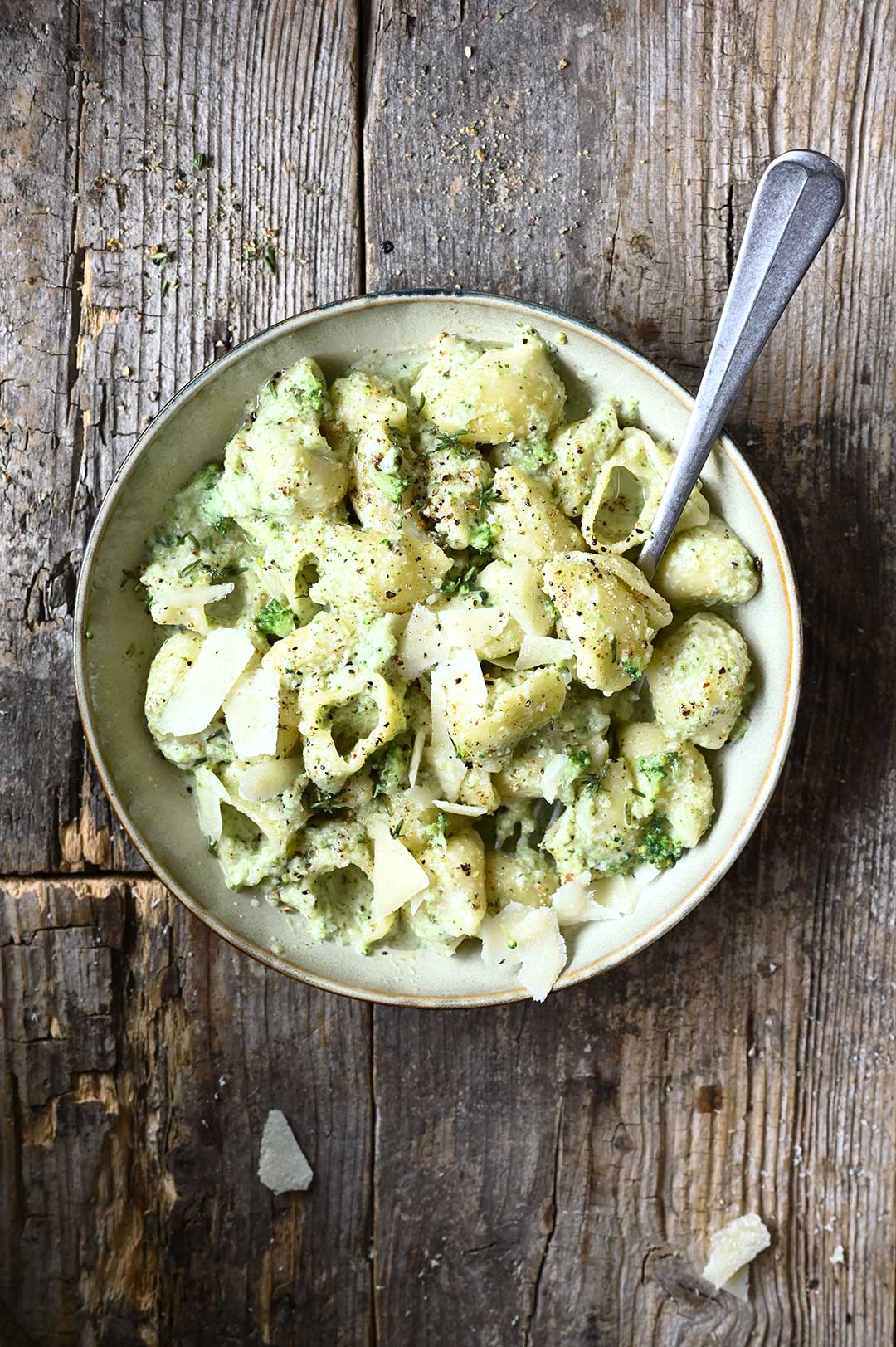 serving dumplings | Pasta met broccoli in een romige pepersaus