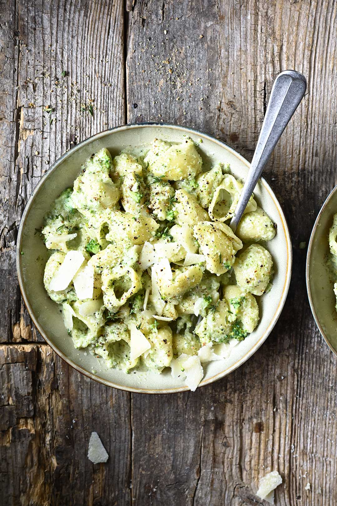 serving dumplings | Pasta met broccoli in een romige pepersaus