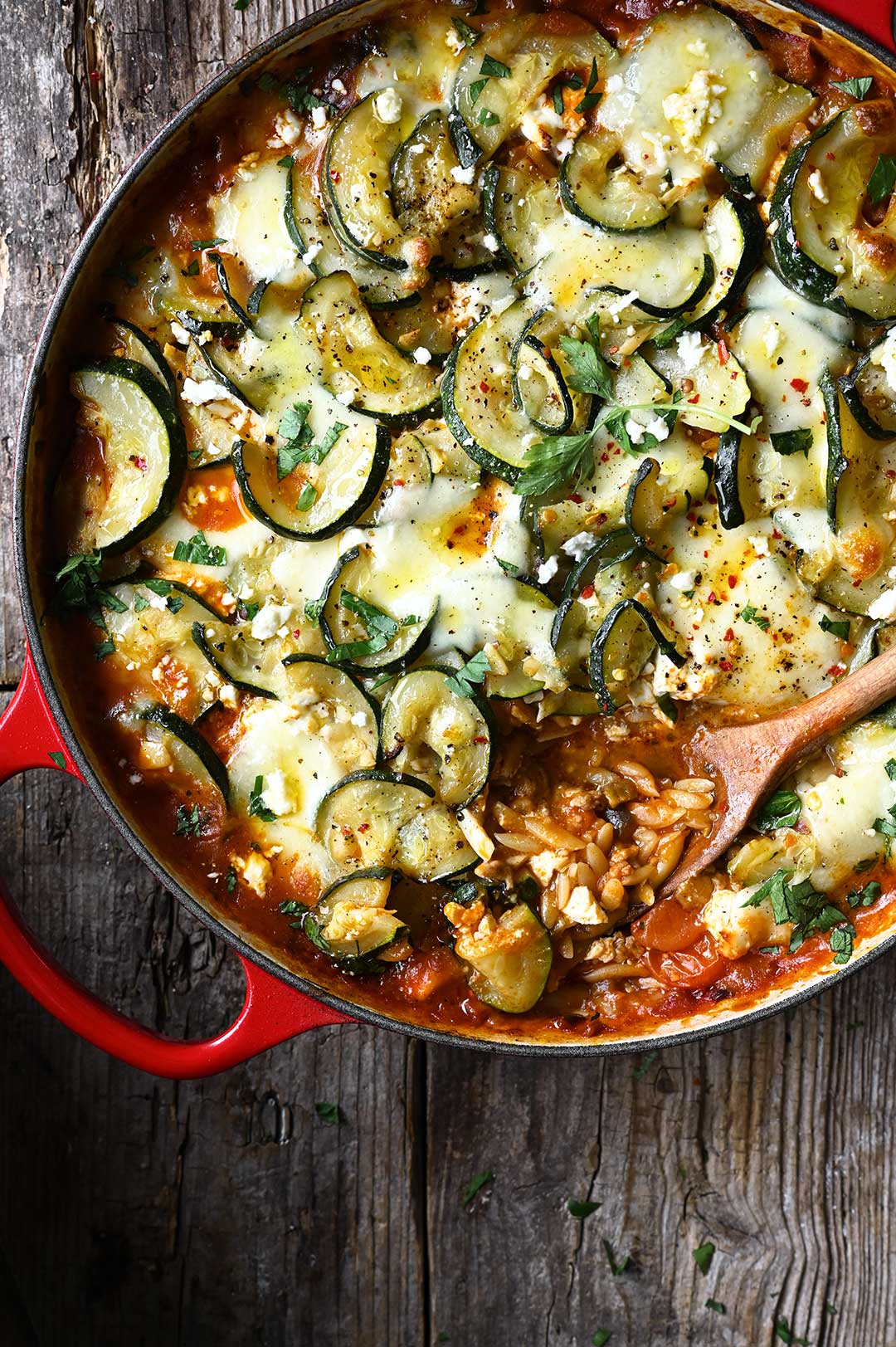 Eenpansgerecht met orzo, aubergine en courgette 