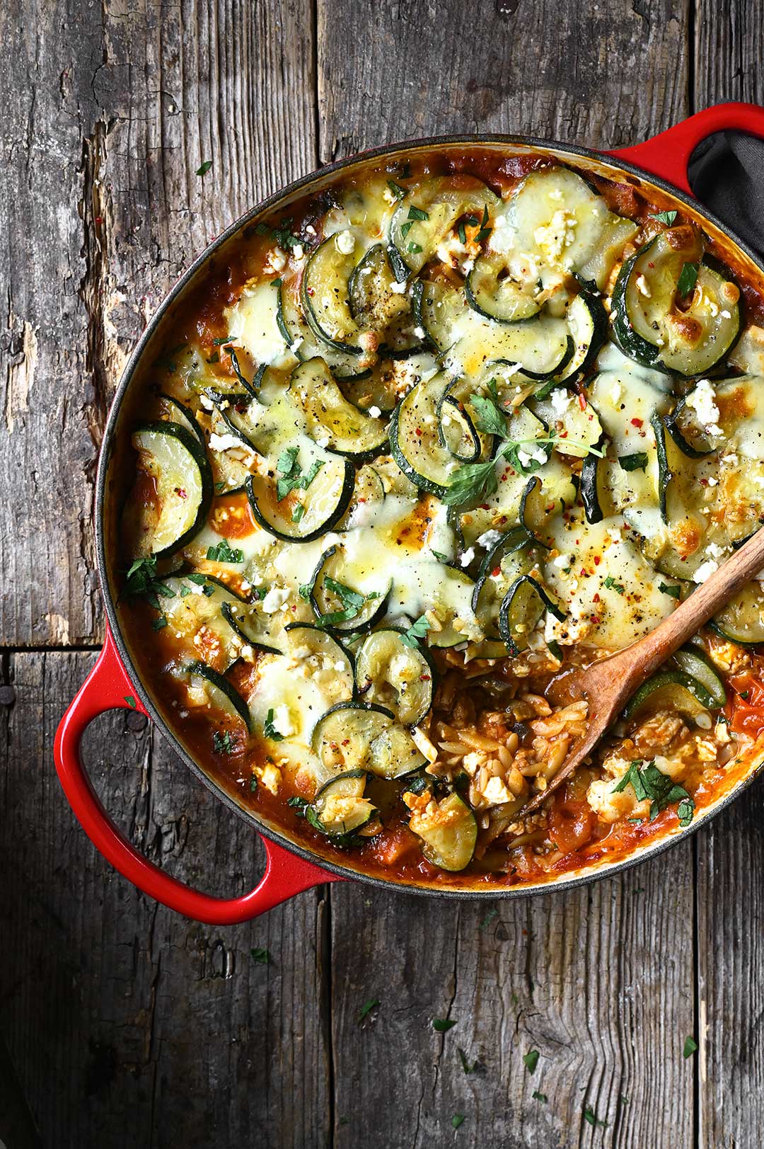 Eenpansgerecht met orzo, aubergine en courgette 