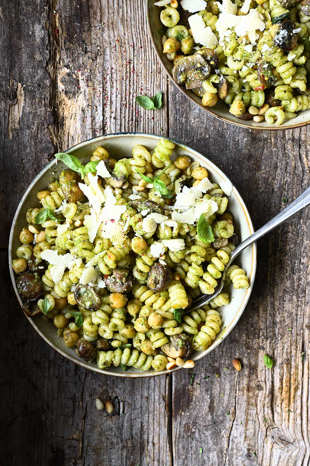 Pasta pesto met champignons en kikkererwten