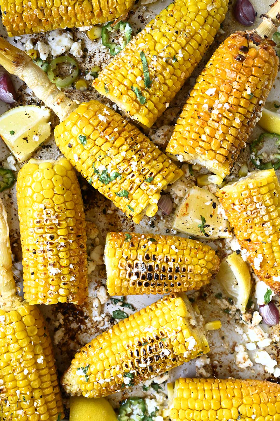 Geroosterde maïs met knoflookboter en feta