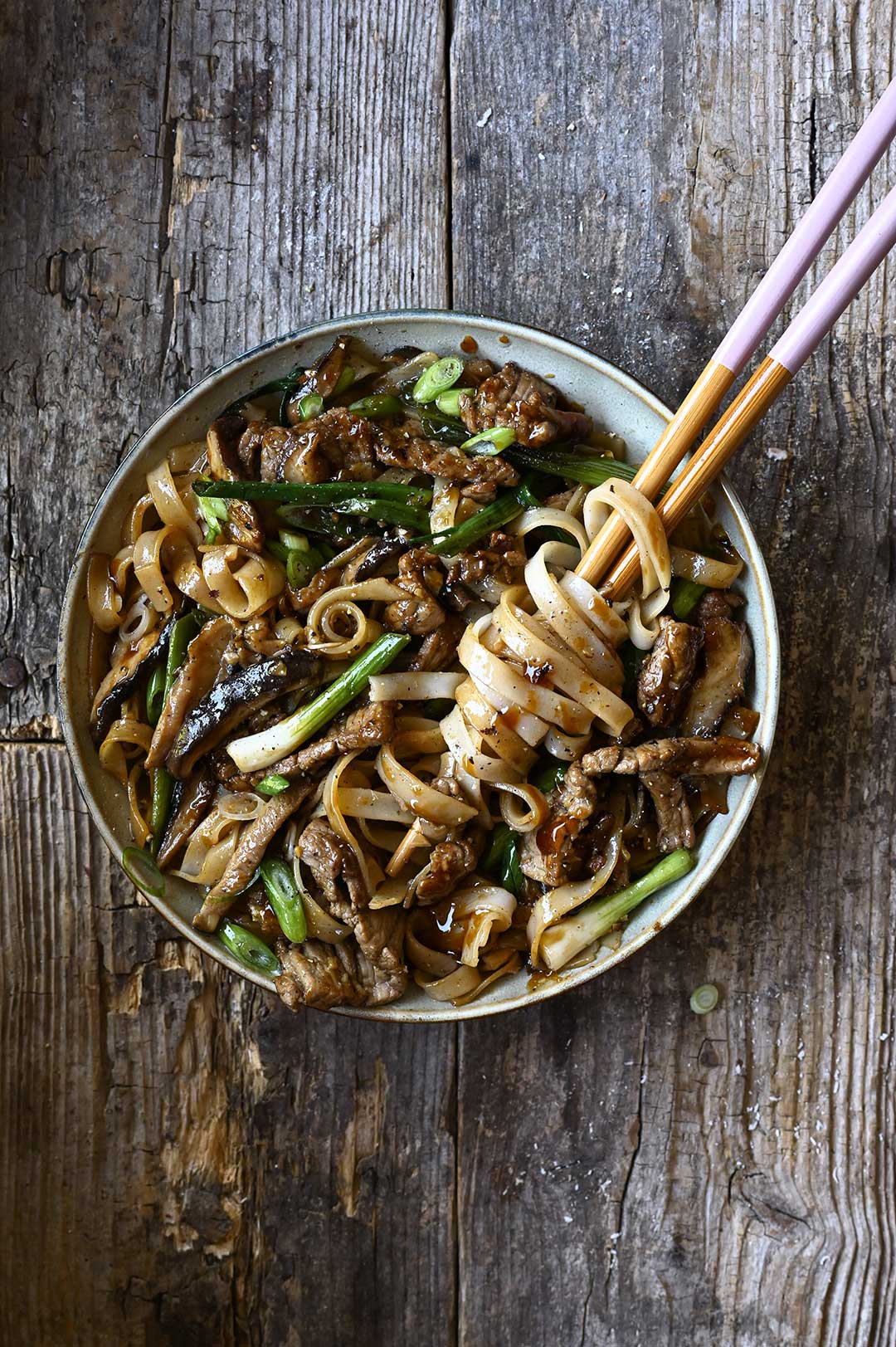 Stir-fry z wołowiną shiitake i makaronem ryżowym