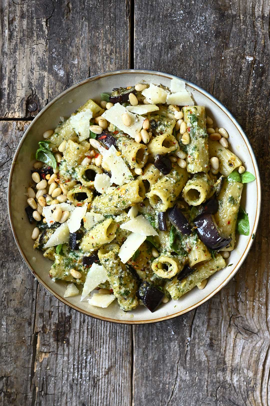 Pasta met aubergine en miso pesto