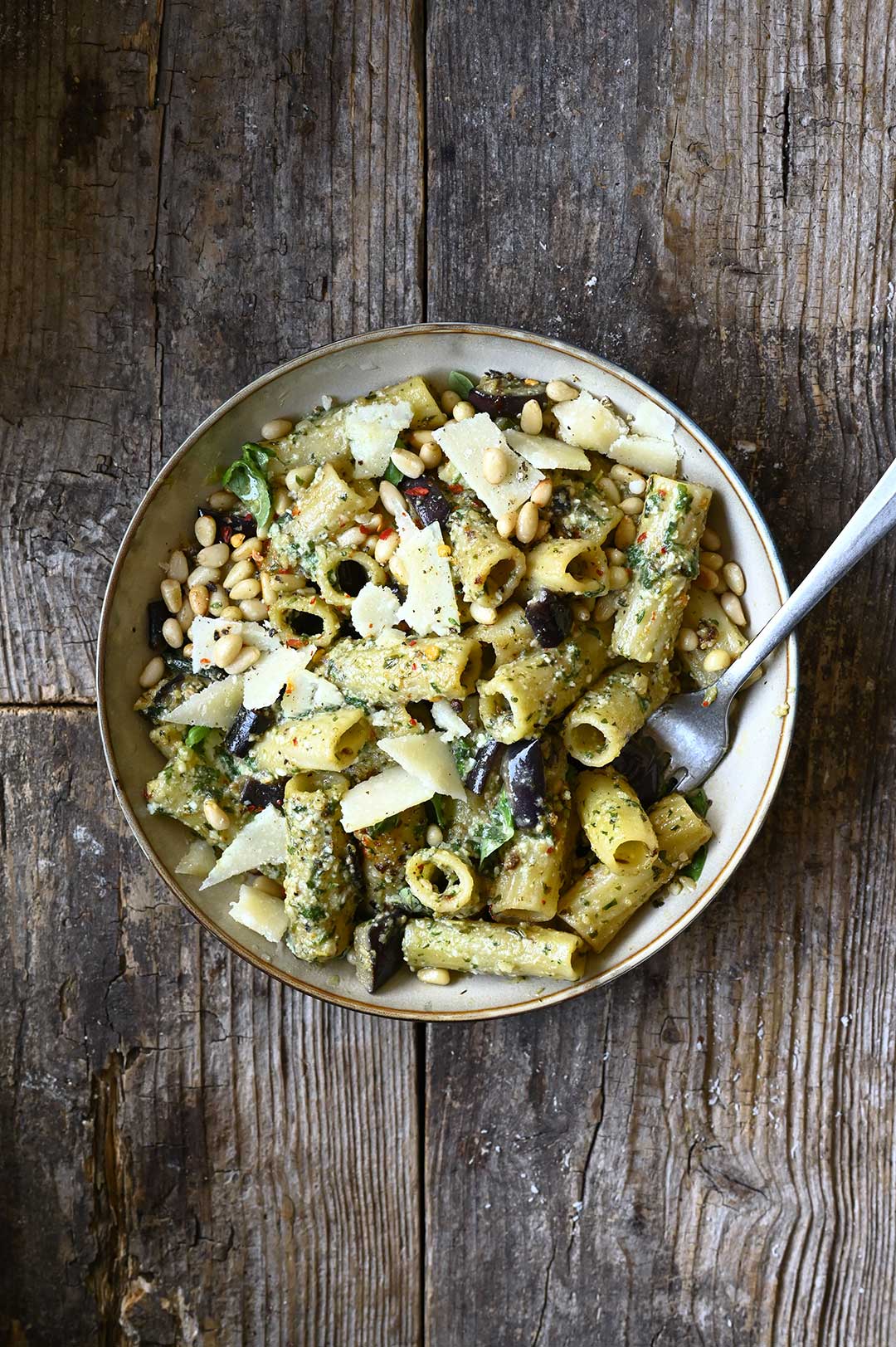 Pasta met aubergine en miso pesto