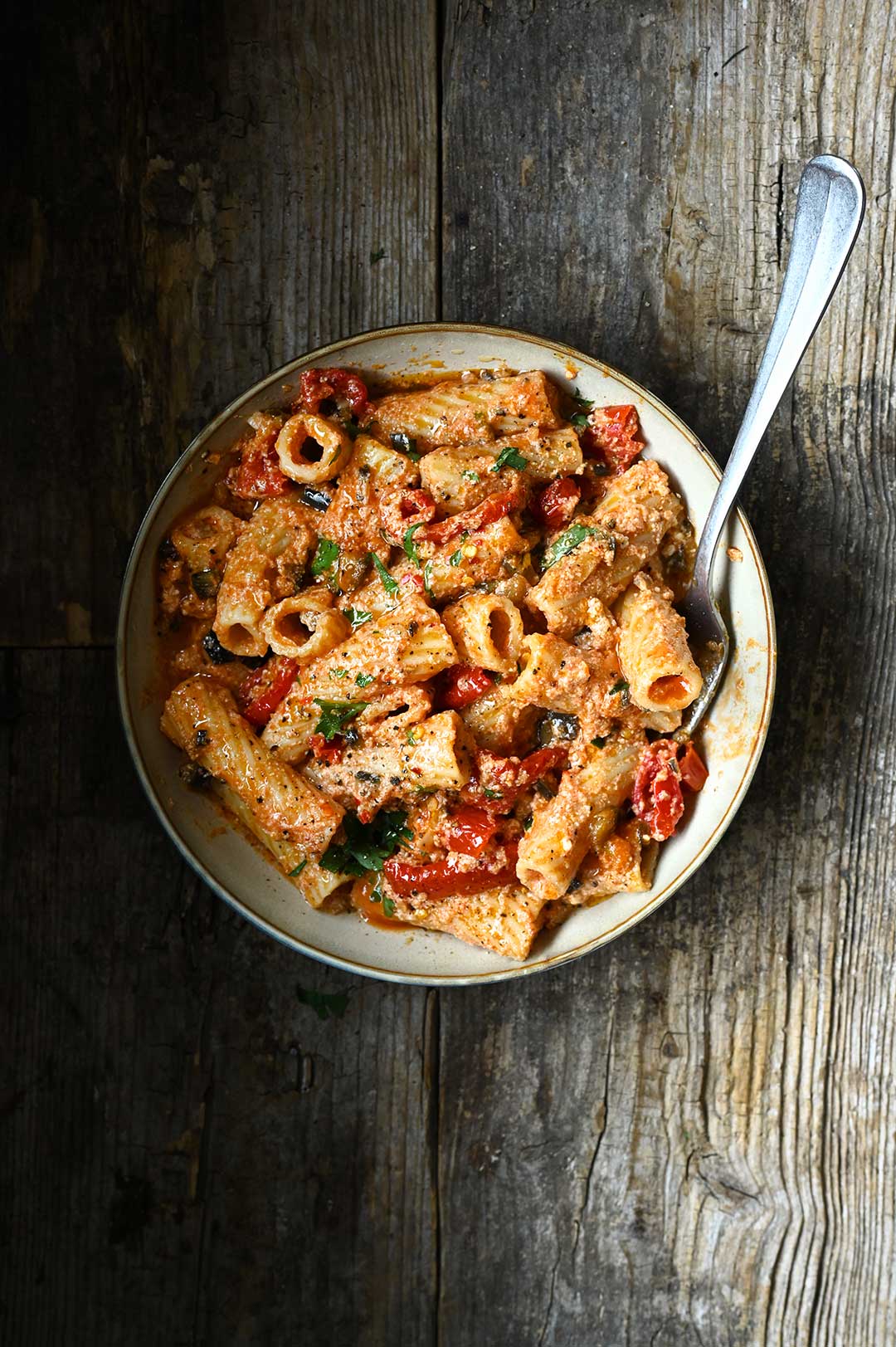 Pasta met aubergine, zongedroogde tomaten en ricotta