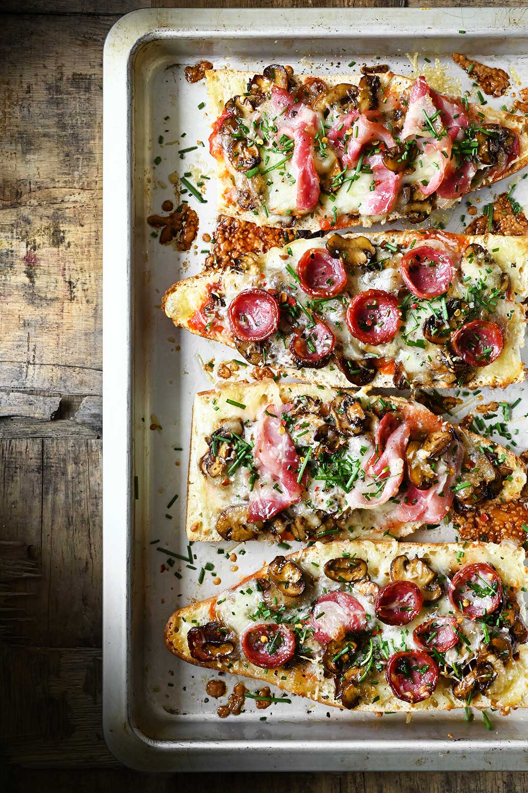 Pizza baguette met champignons in balsamico azijn