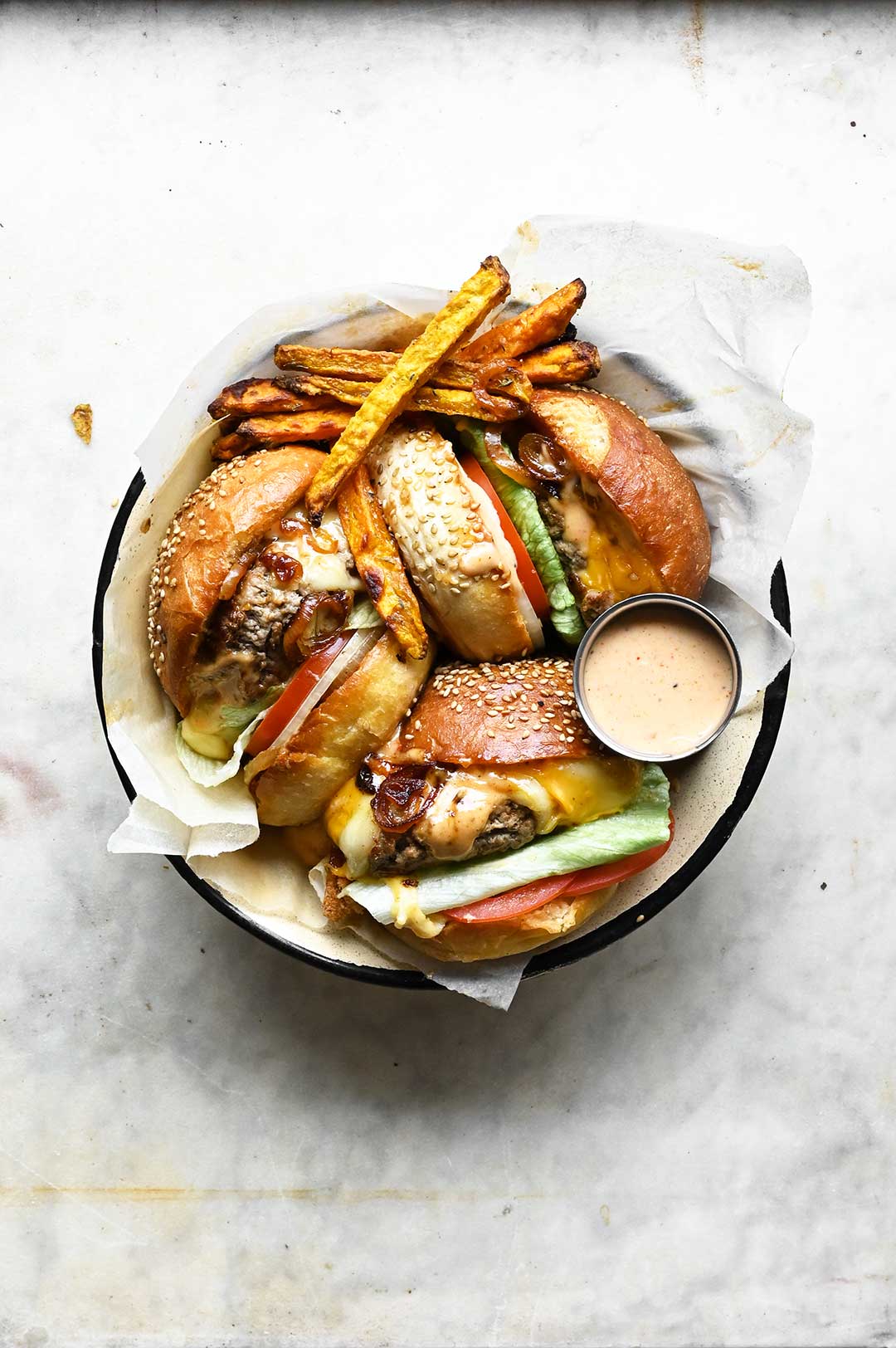 serving dumplings | Cheeseburger met jalapeño-saus en zoete aardappelfrieten