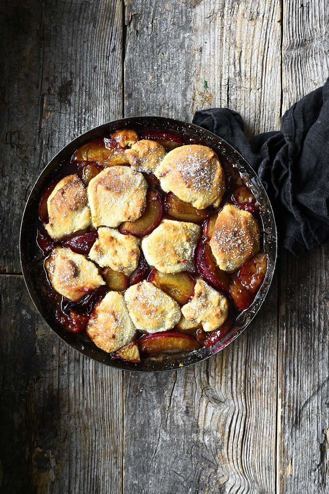 serving dumplings | Cobbler ze śliwkami z brązowym cukrem