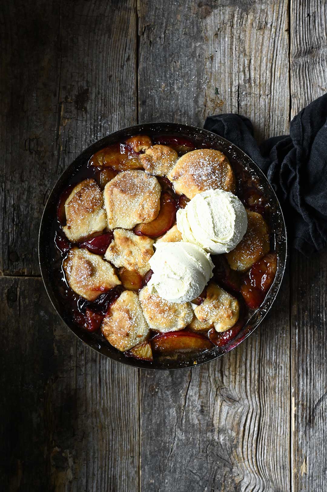 serving dumplings | Cobbler ze śliwkami z brązowym cukrem