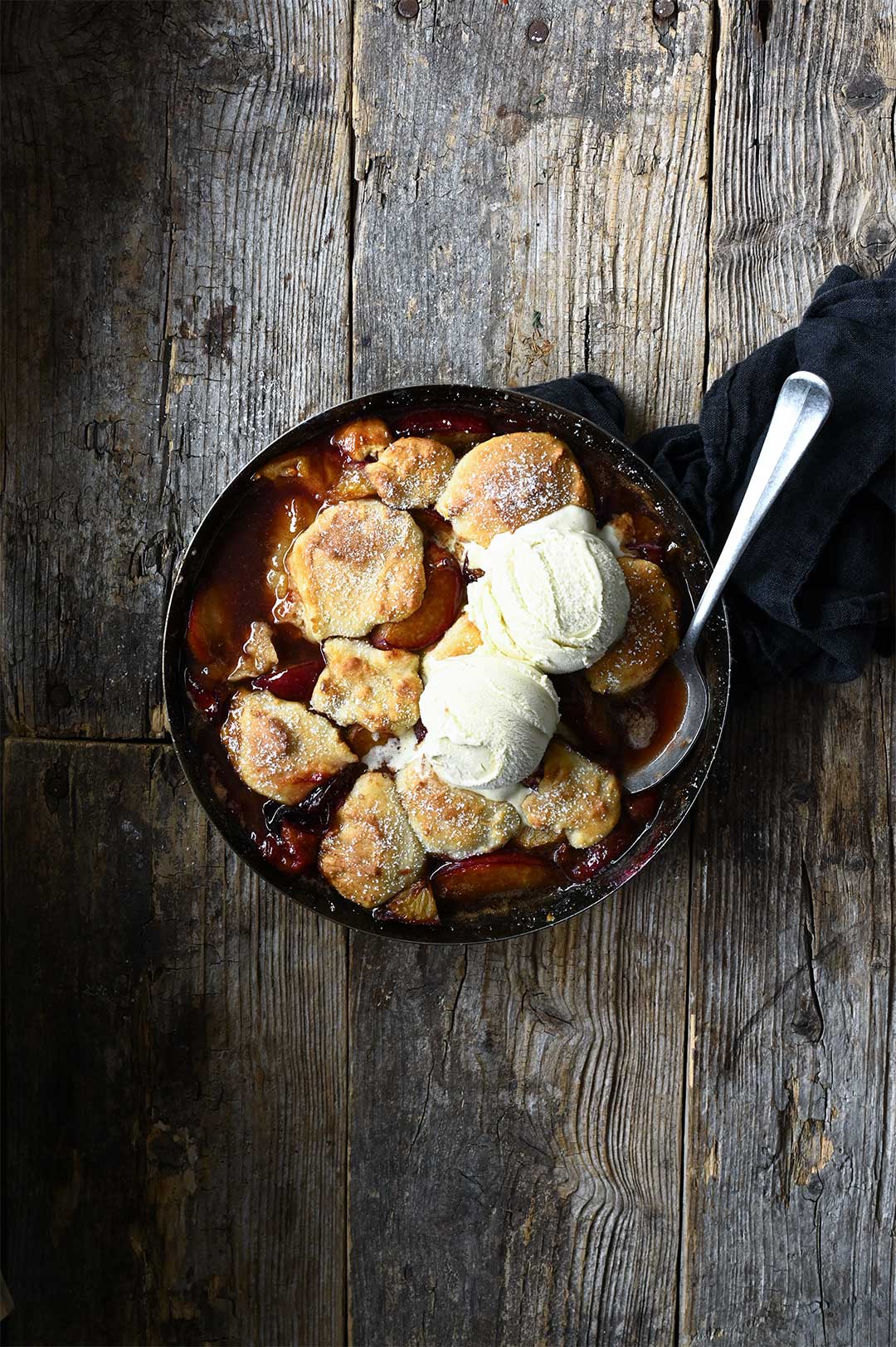 serving dumplings | Cobbler met pruimen en bruine suiker