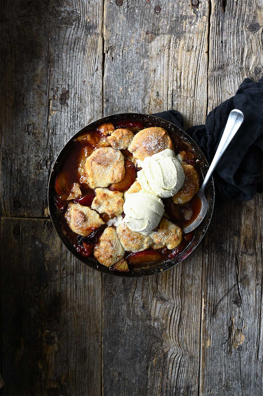 serving dumplings | Cobbler ze śliwkami z brązowym cukrem