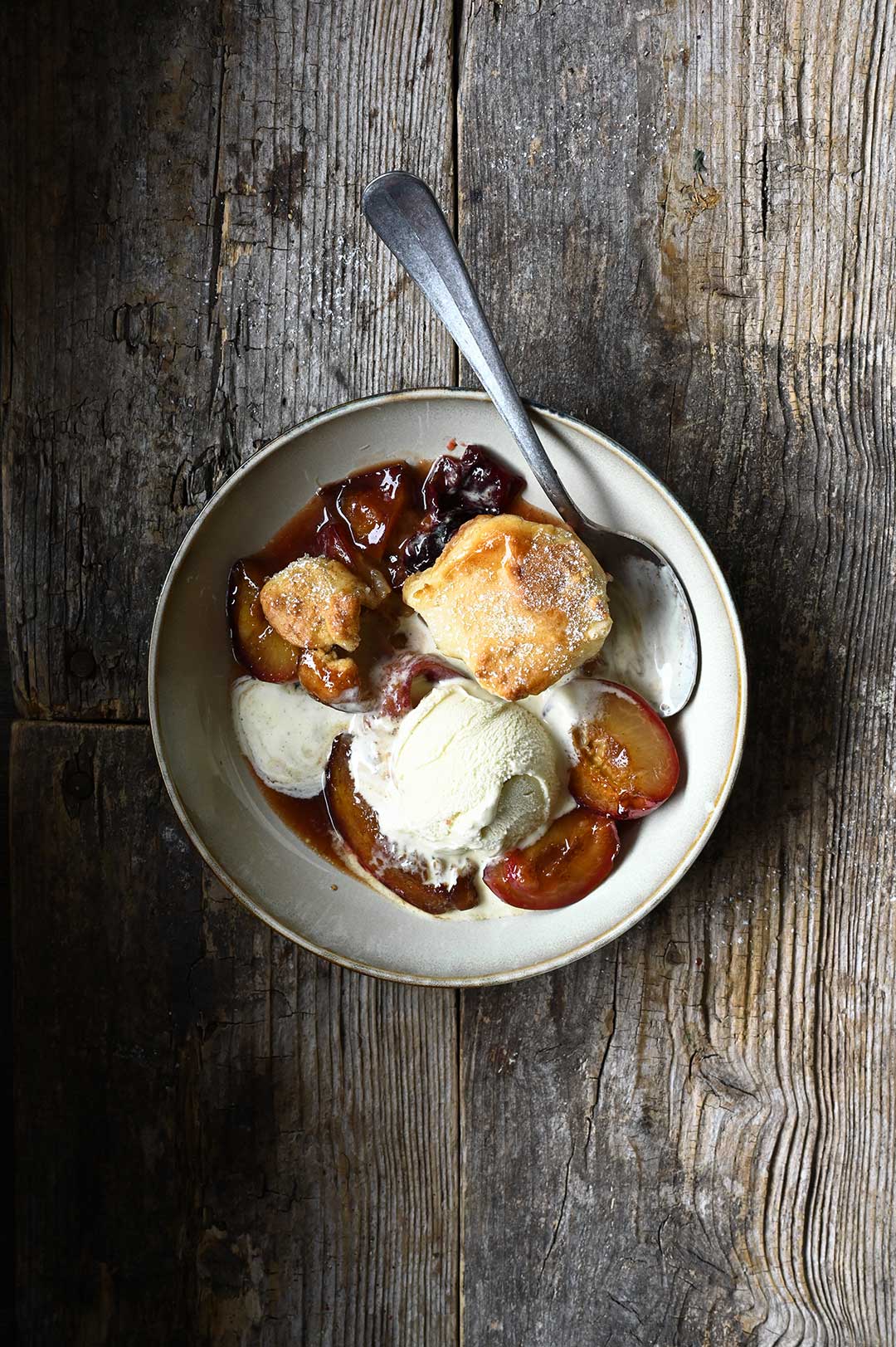 serving dumplings | Cobbler met pruimen en bruine suiker