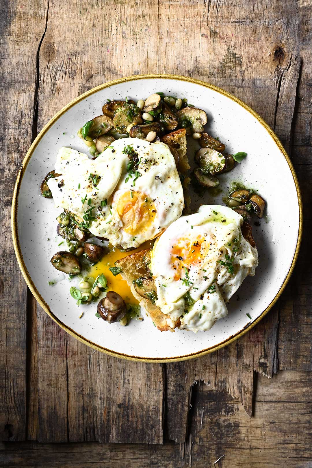 Toast champignon met pesto en spiegelei