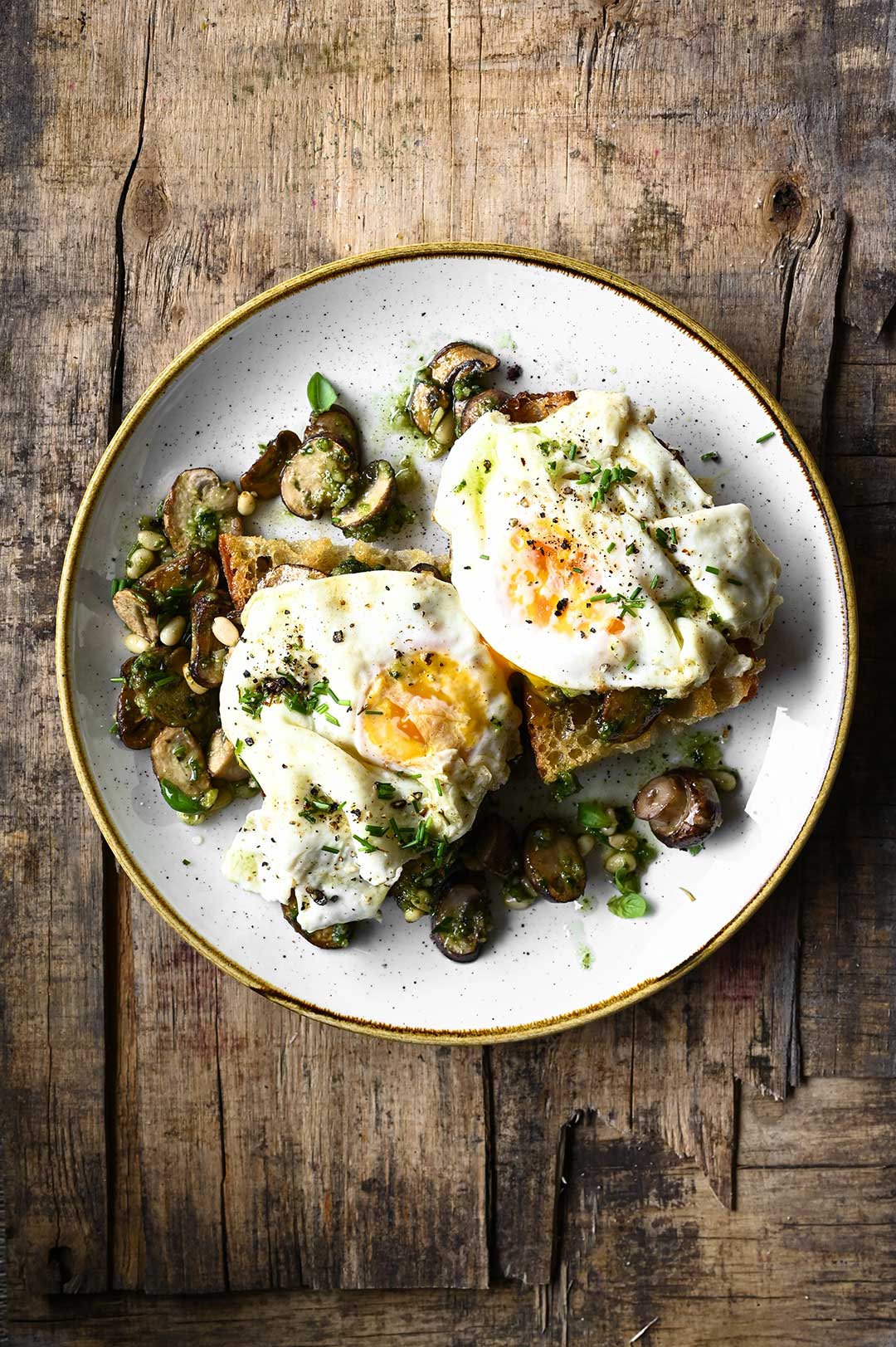 serving dumplings | Toast champignon met pesto en spiegelei