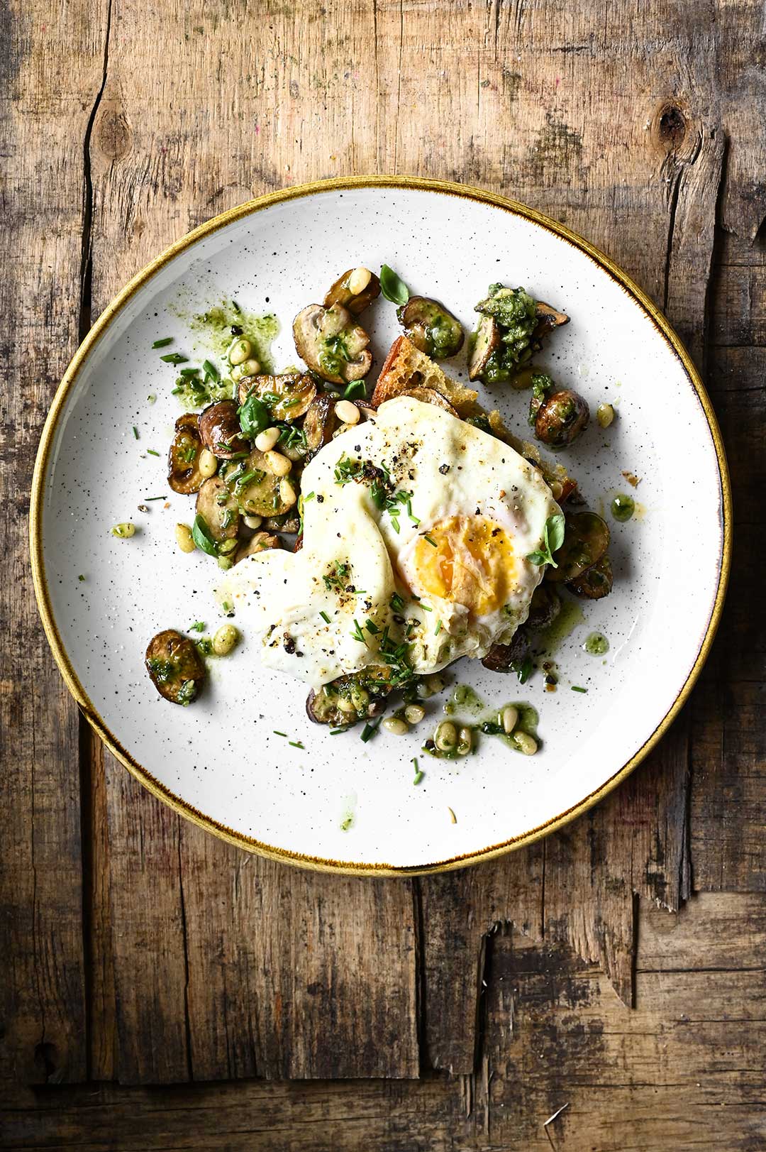 Toast champignon met pesto en spiegelei