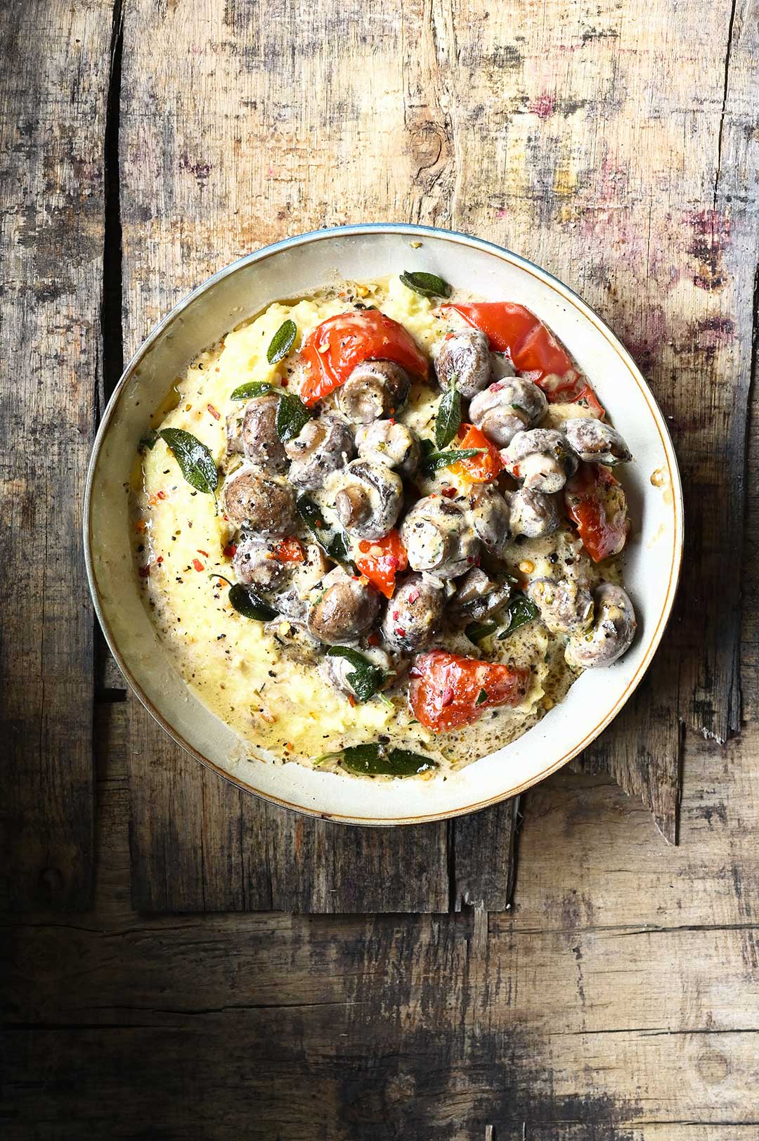 Polenta met miso champignons en zongedroogde tomaten