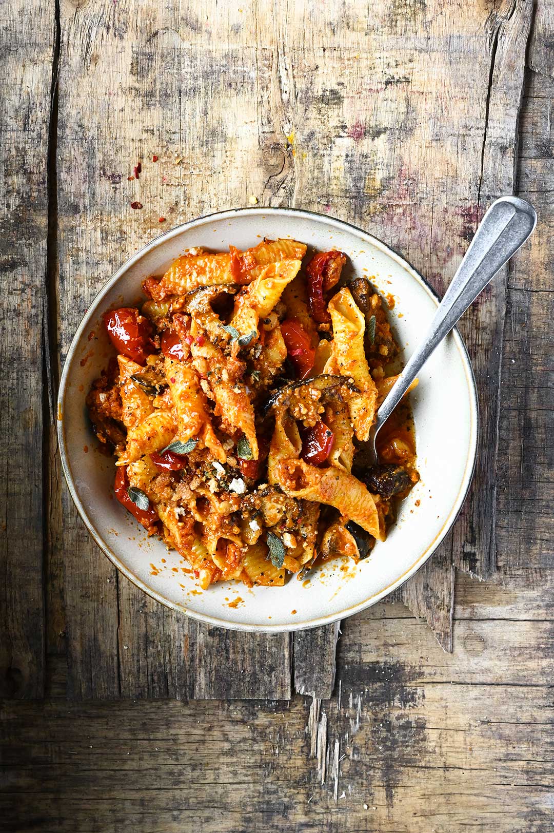 serving dumplings | Pasta met rode pesto, champignons en zongedroogde tomaten