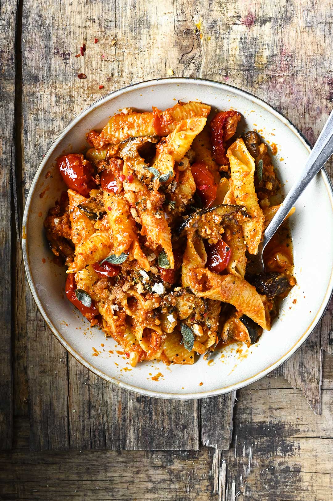 Pasta met rode pesto, champignons en zongedroogde tomaten