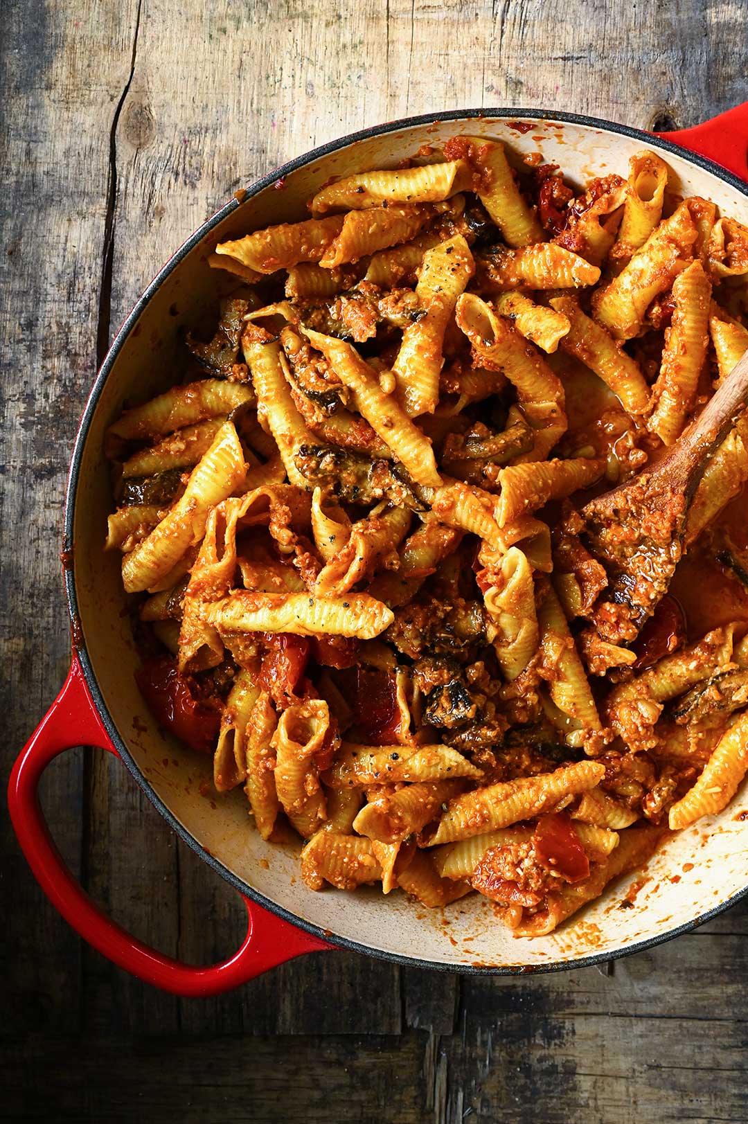 Pasta met rode pesto, champignons en zongedroogde tomaten