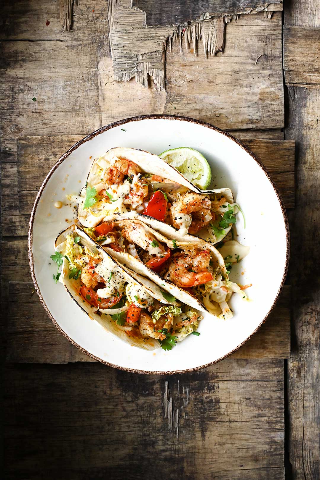 Tacos met scampi's, koolsla en miso aïoli