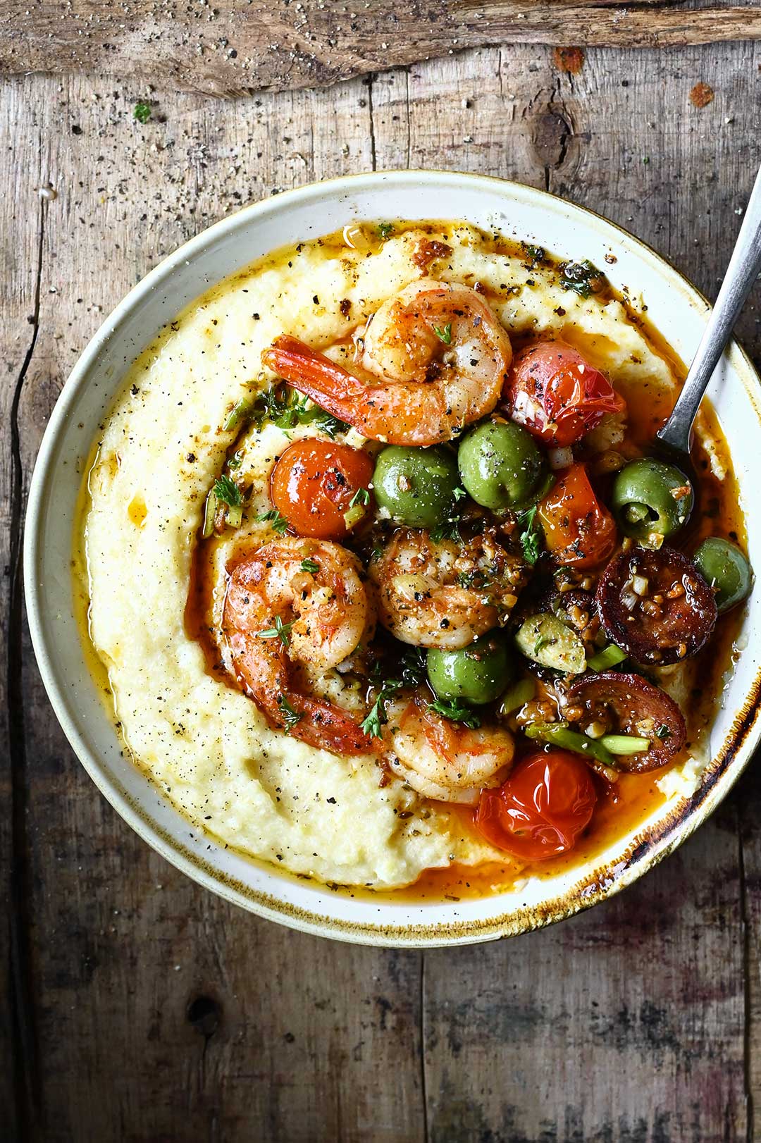 Romige polenta met scampi's en chorizo