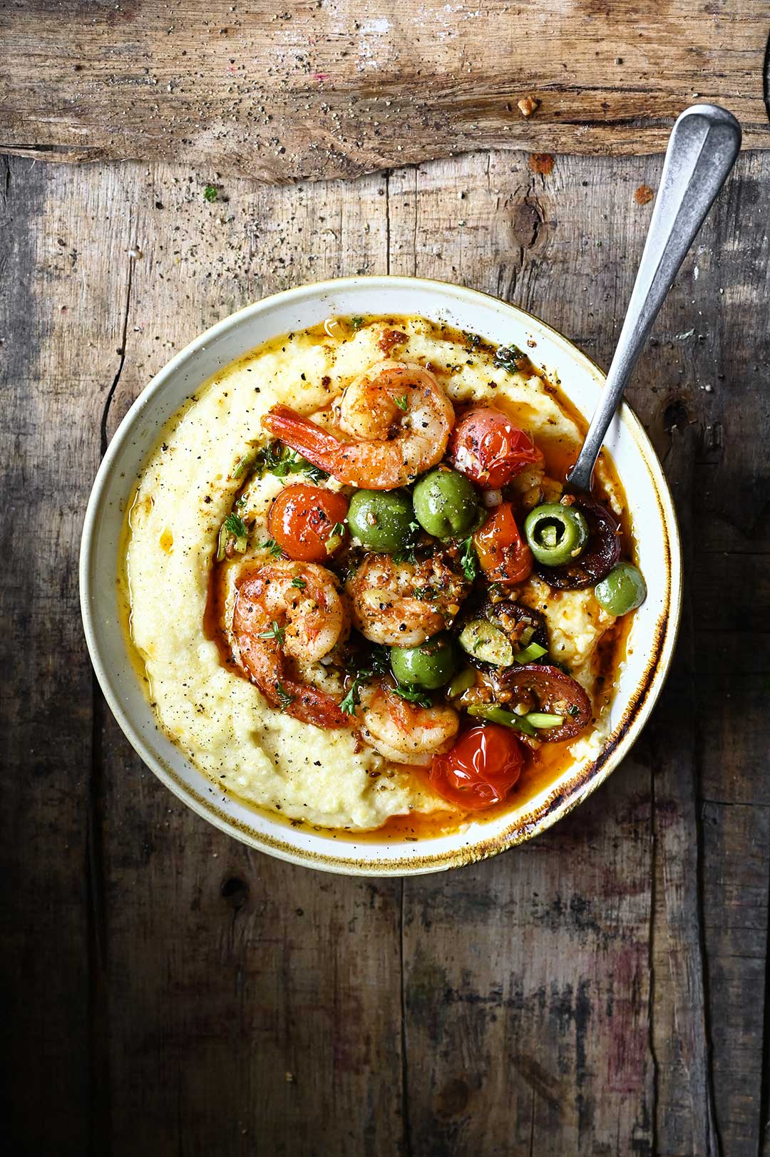 Romige polenta met scampi's en chorizo