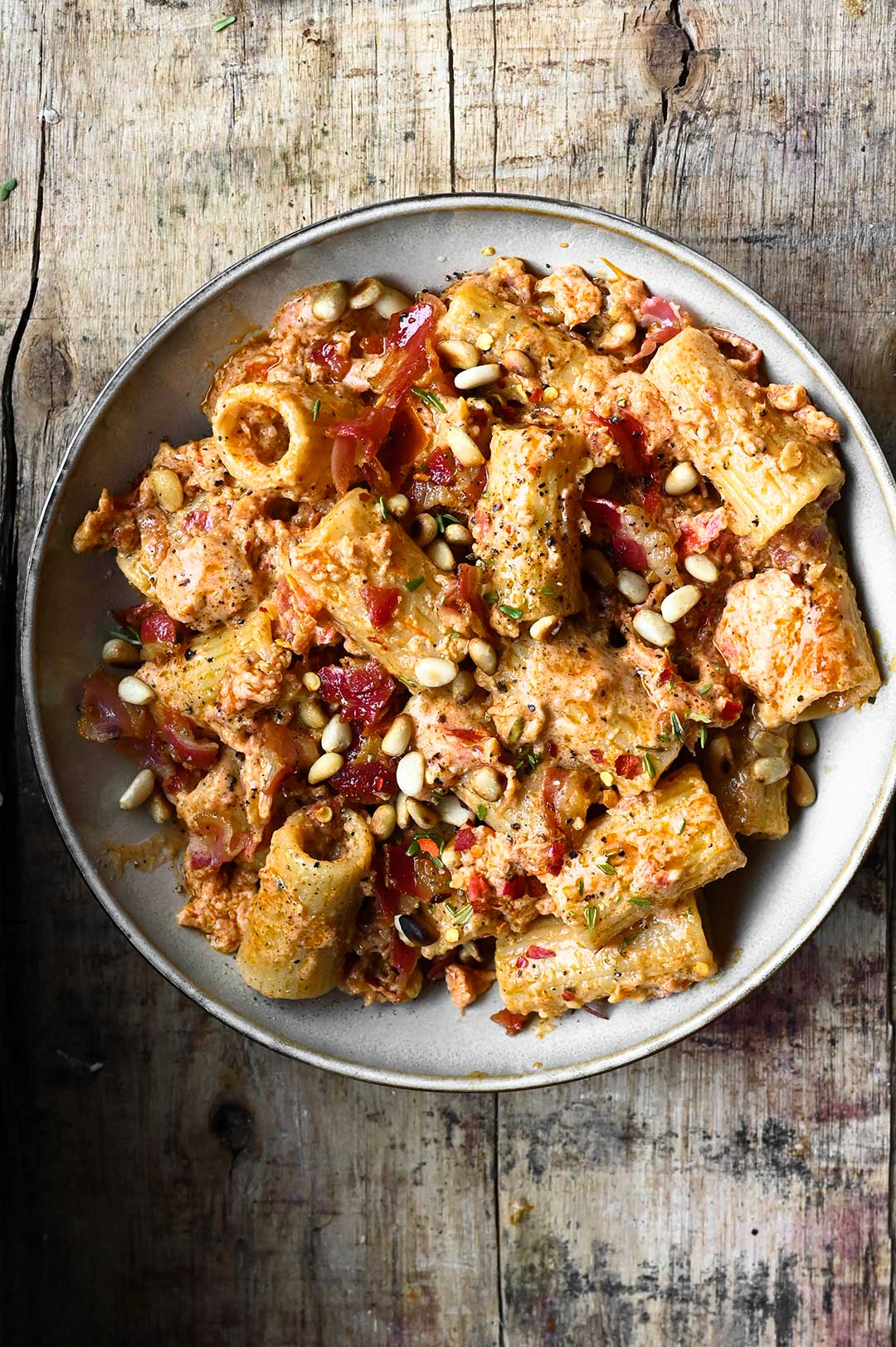 Pasta met pesto van zongedroogde tomaten en ricotta