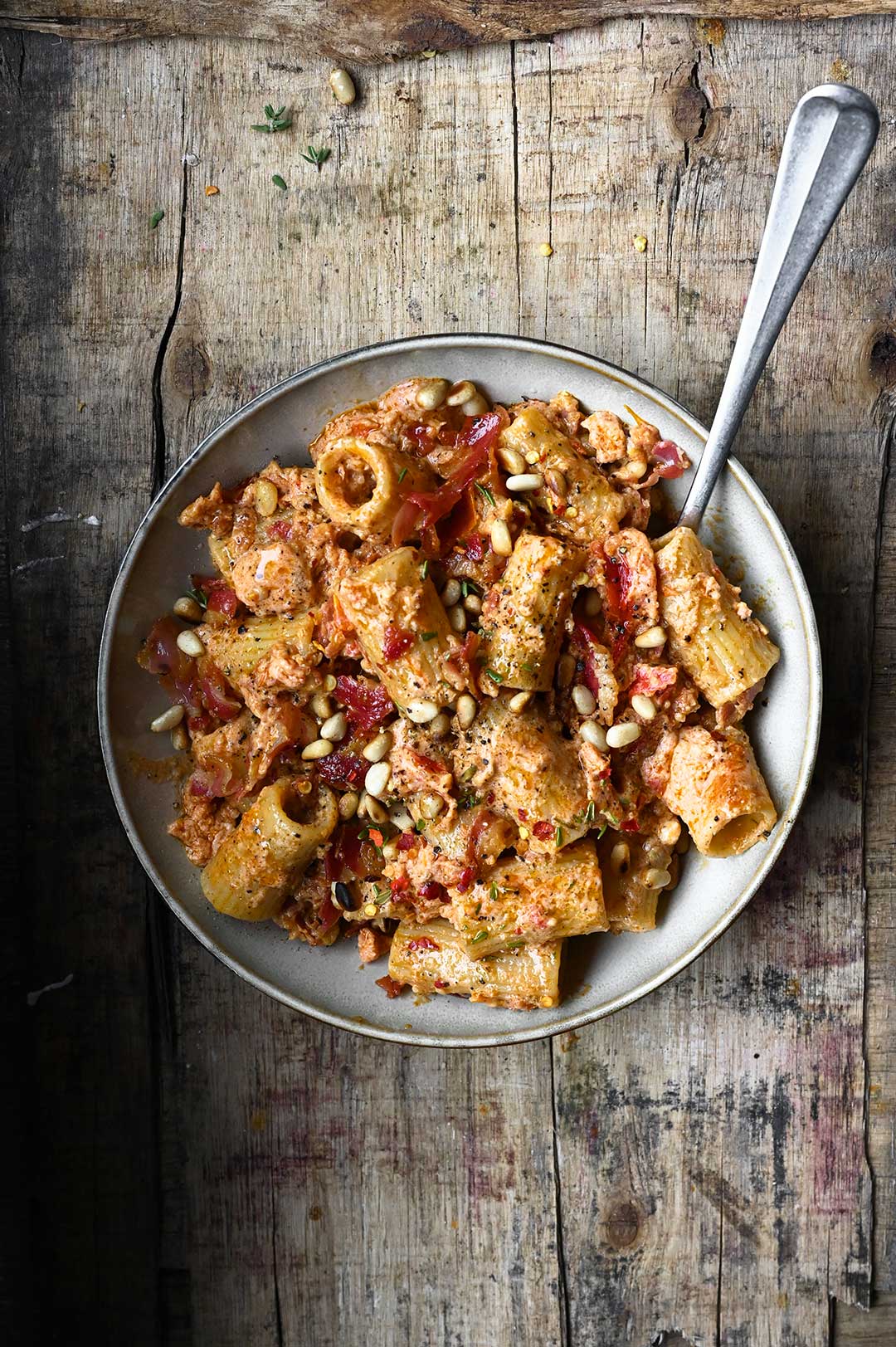 Pasta met pesto van zongedroogde tomaten en ricotta