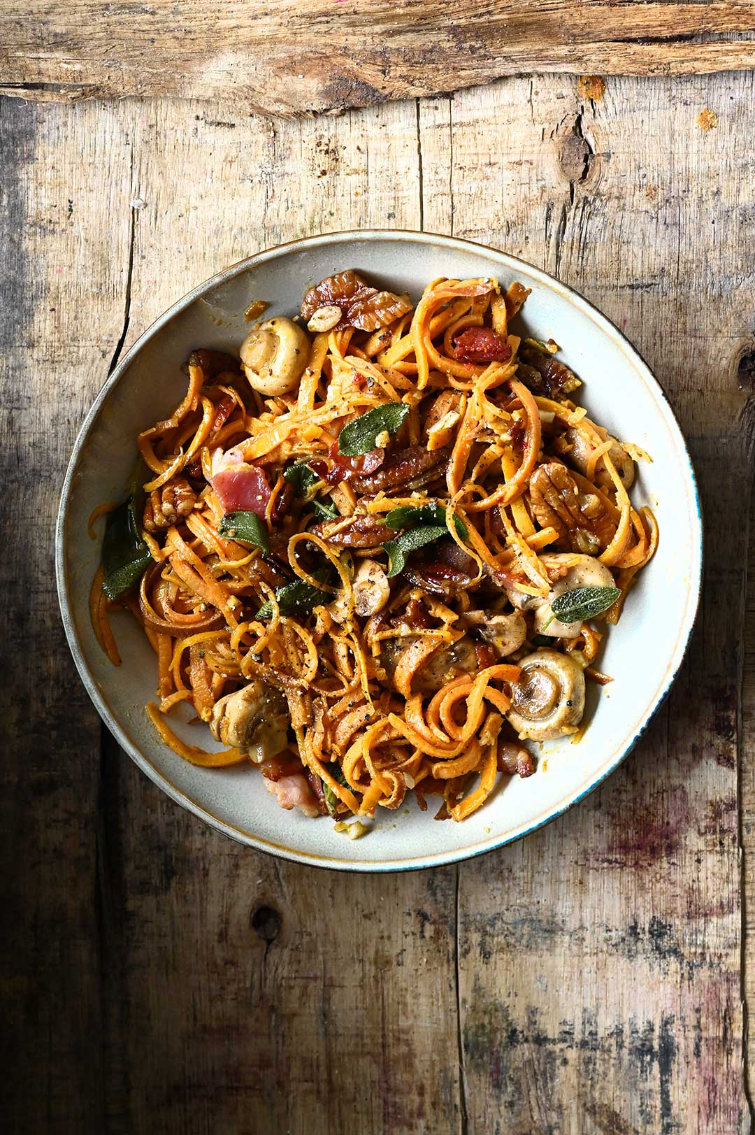 Zoete aardappelpasta met champignons en spekjes