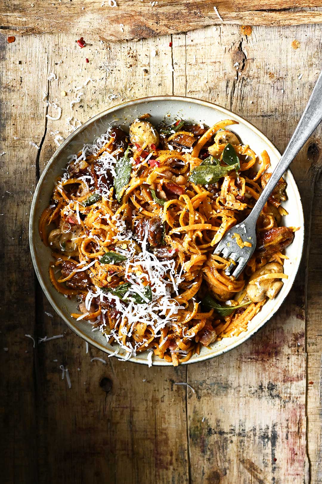 Zoete aardappelpasta met champignons en spekjes